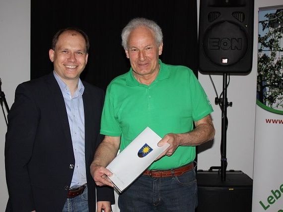 Ehrung Herbert Schmidle 25 Jahre durch Bgm. Peter Neier Ehrung Herbert Schmidle 25 Jahre durch Bgm. Peter Neier