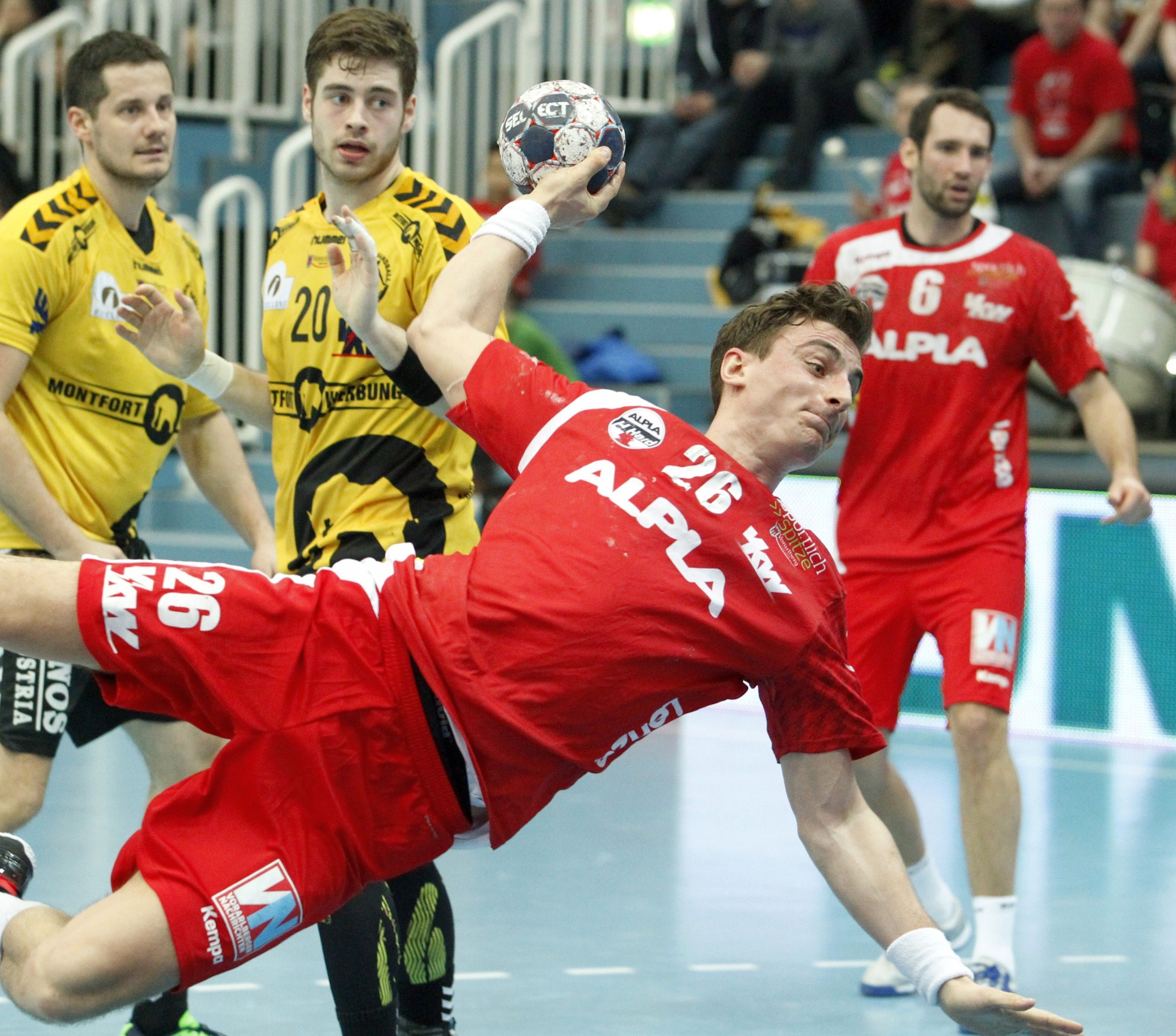 Am Dienstag sind Lukas Herburger (26 rot) und Ante Esegovic (20 gelb) im ÖHB Future Team 2020 vereint. Am Freitag stehen sich die beiden als Kontrahenten im 84. Ländle-Derby gegenüber. Am Dienstag sind Lukas Herburger (26 rot) und Ante Esegovic (20 gelb) im ÖHB Future Team 2020 vereint. Am Freitag stehen sich die beiden als Kontrahenten im 84. Ländle-Derby gegenüber.