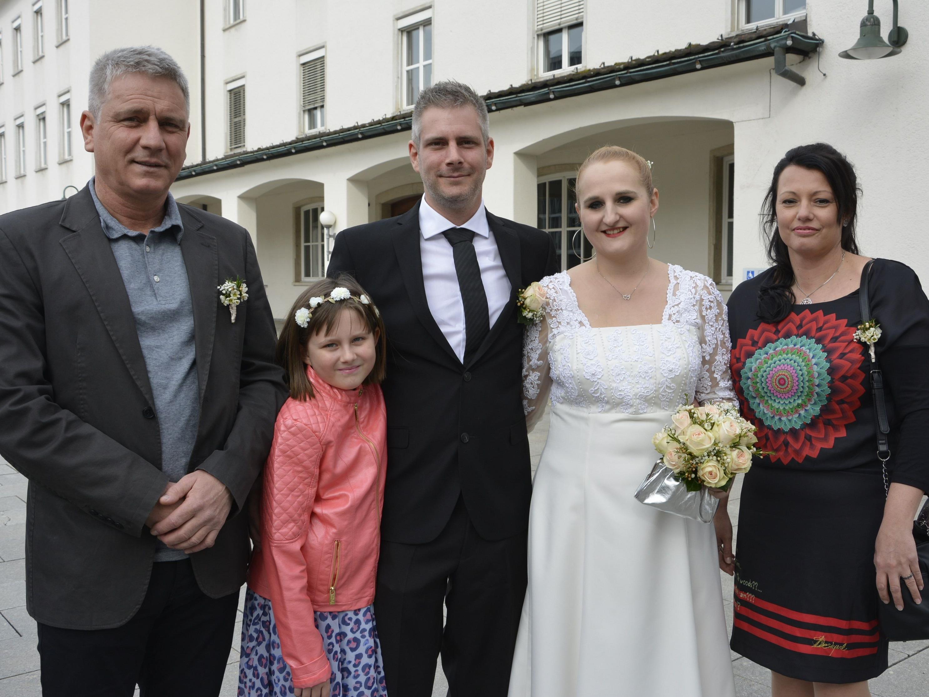 Das Brautpaar mit den Trauzeugen und Töchterchen Amy beim Standesamt Dornbirn.