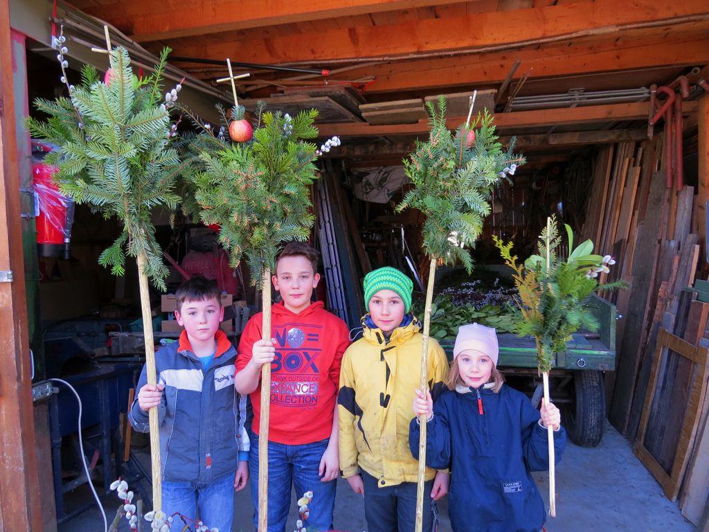 Kinder sind zusammen mit ihren Eltern zum gemeinsamen Palmbuschbinden und Ratschen bauen eingeladen.