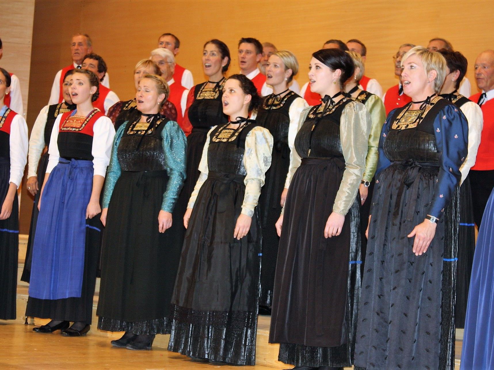 Auch die Wälder Chorgemeinschaft Egg steht auf der Bühne des Angelika-Kauffmann-Saals. Auch die Wälder Chorgemeinschaft Egg steht auf der Bühne des Angelika-Kauffmann-Saals.