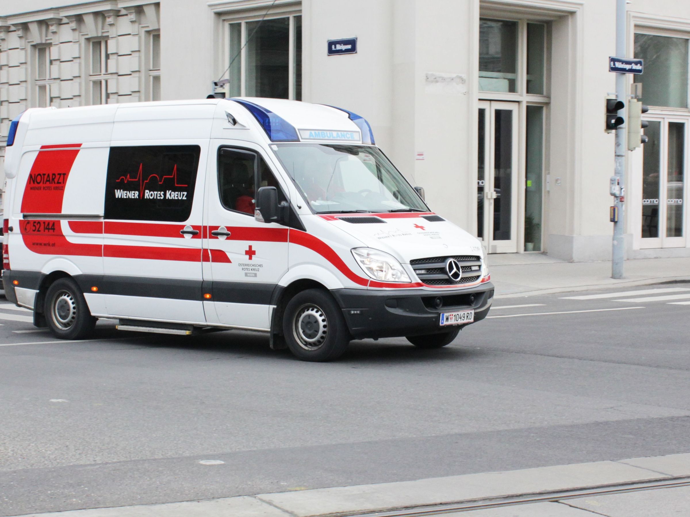 Am Wiener Gürtel wurde eine vierköpfige Familie von einem Taxi erfasst. Am Wiener Gürtel wurde eine vierköpfige Familie von einem Taxi erfasst.