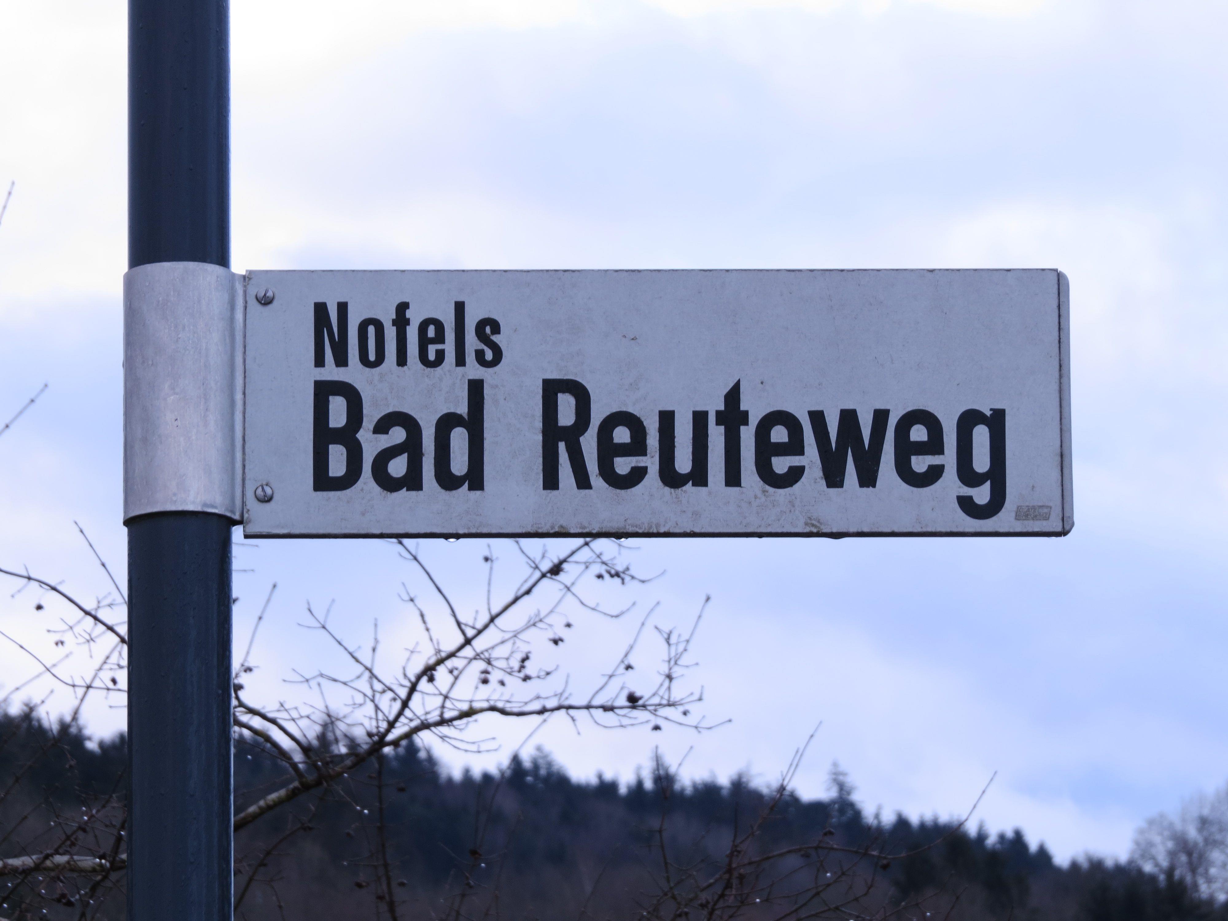 Bad-Reute-Weg: Der Doppelname leitet zur Annahme, dass dort gerodet wurde, um einen Weg zum geschichtsträchtigen Bädle zu ebnen.