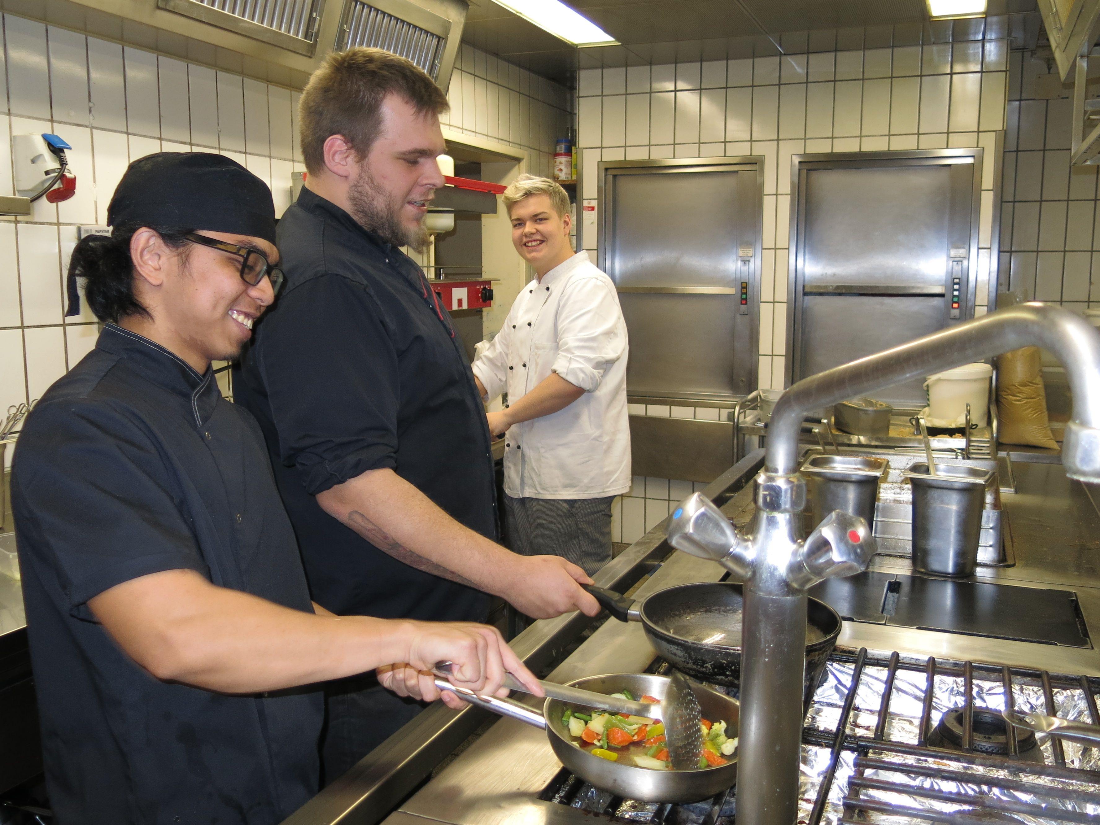 Küchenchef Sascha weiht seine Lehrlinge Jeffrey und Clemens in die Geheimnisse der Kochkunst ein.