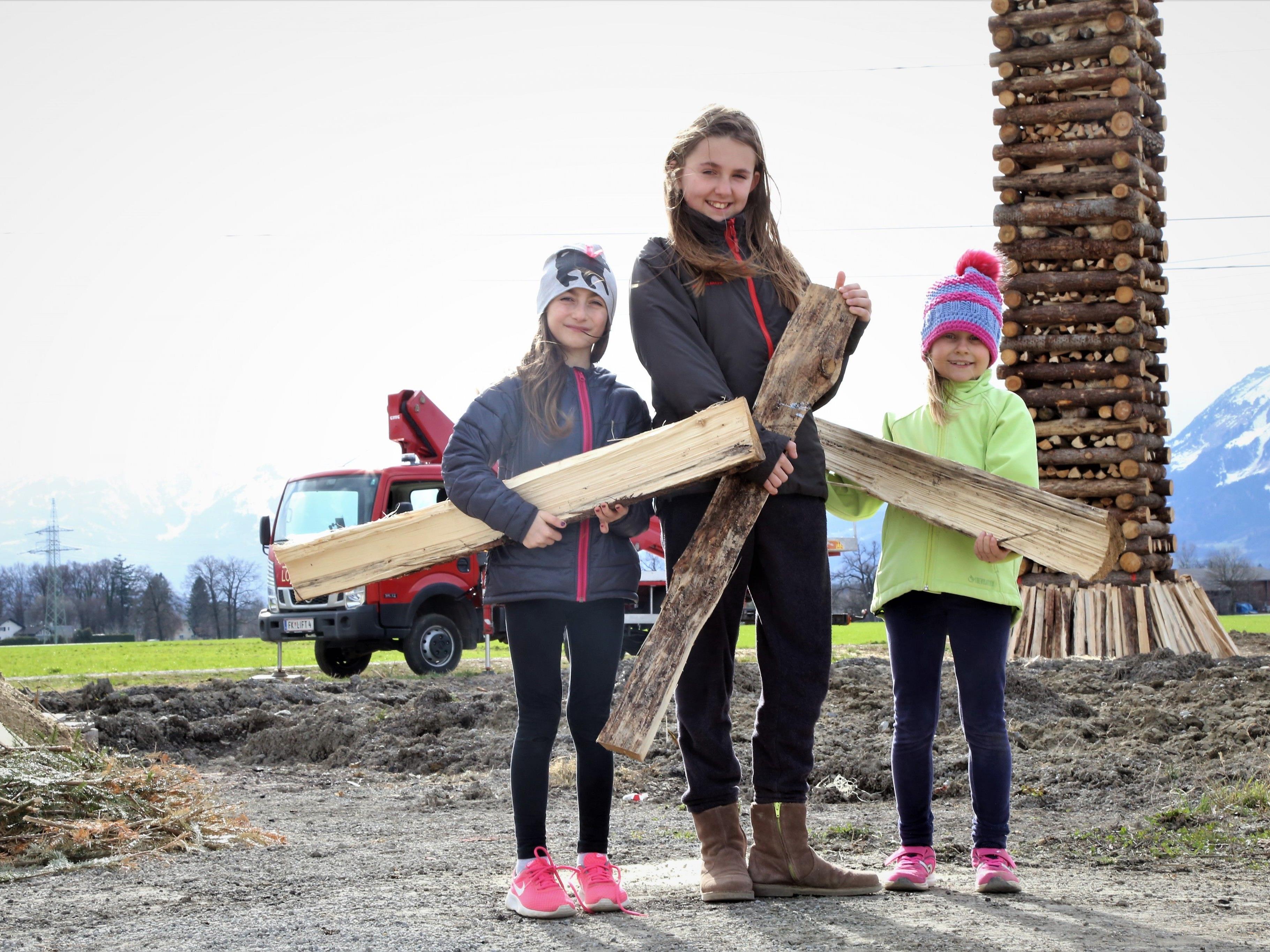 Halfen beim Bau des Kinderfunkens in Brederis mit: Kayra, Julia und Larissa.