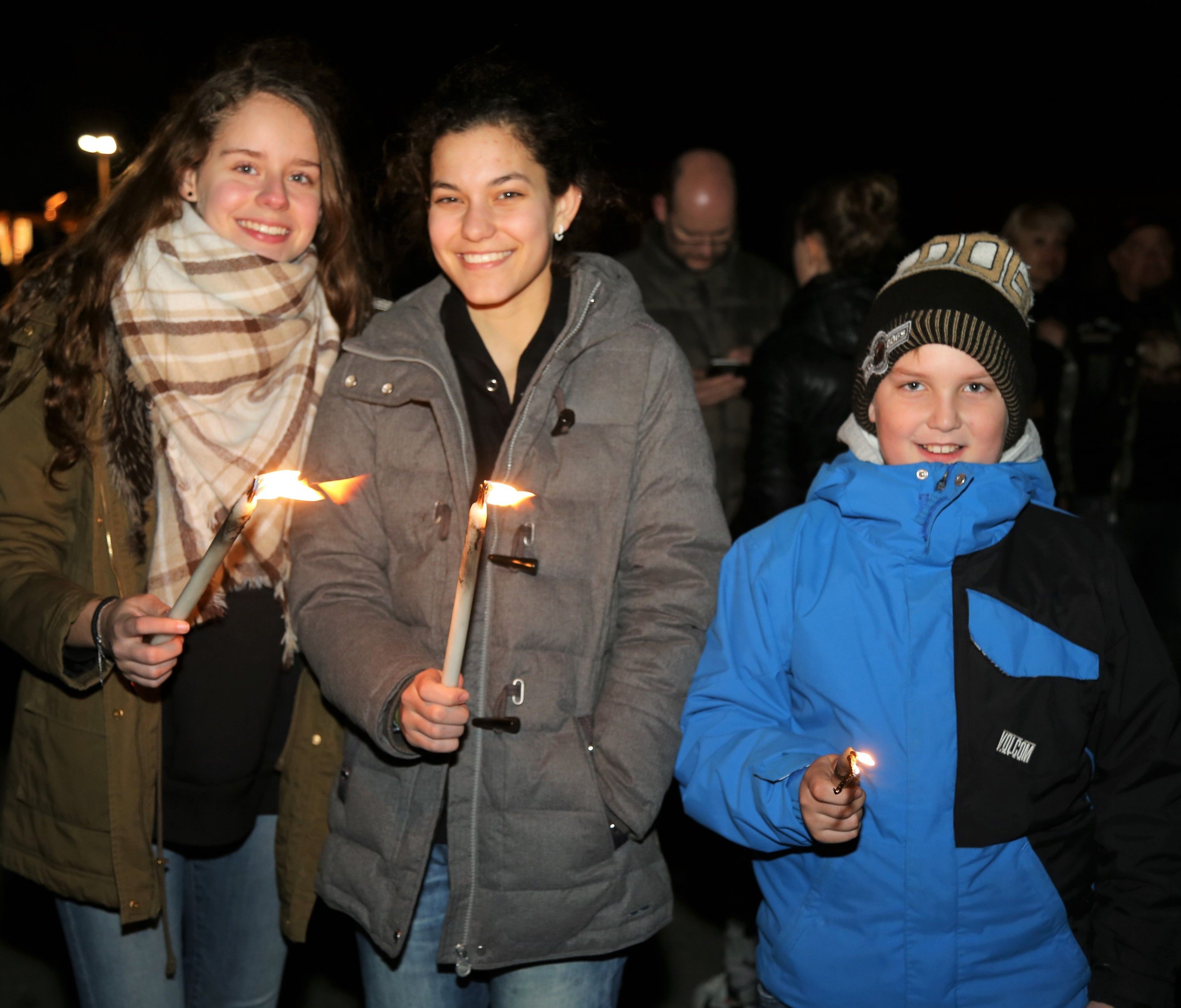 Stefanie, Jana und David genossen den musikalischen Fackelzug durch Altenstadt. Stefanie, Jana und David genossen den musikalischen Fackelzug durch Altenstadt.