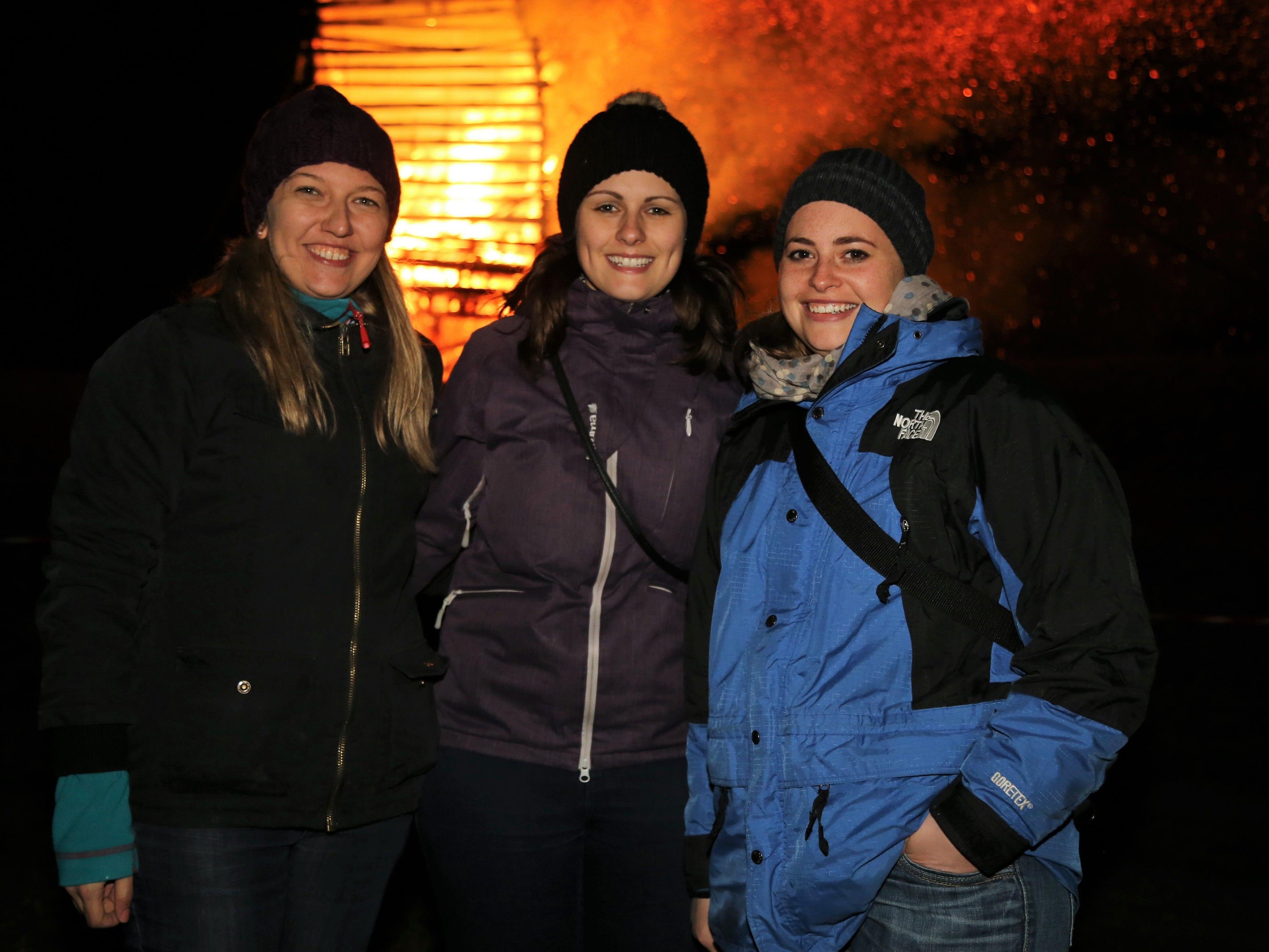 Lisa, Sarah und Bernadett genossen das Feuerspektakel am Funkensamstag in Göfis.