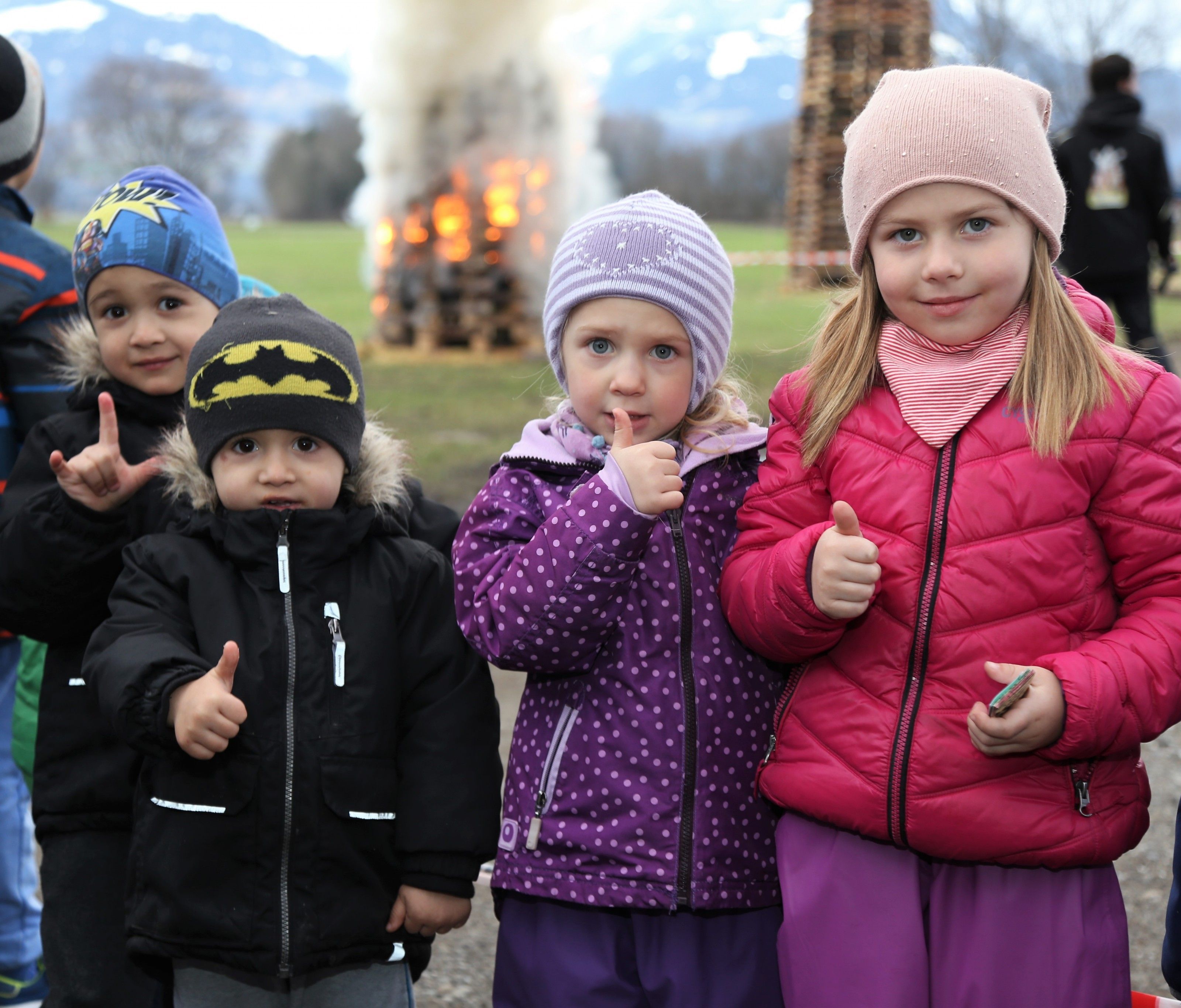 Denis, Emir, Mia und Lena genossen das Funkentreiben am Meininger Bauhof. Denis, Emir, Mia und Lena genossen das Funkentreiben am Meininger Bauhof.