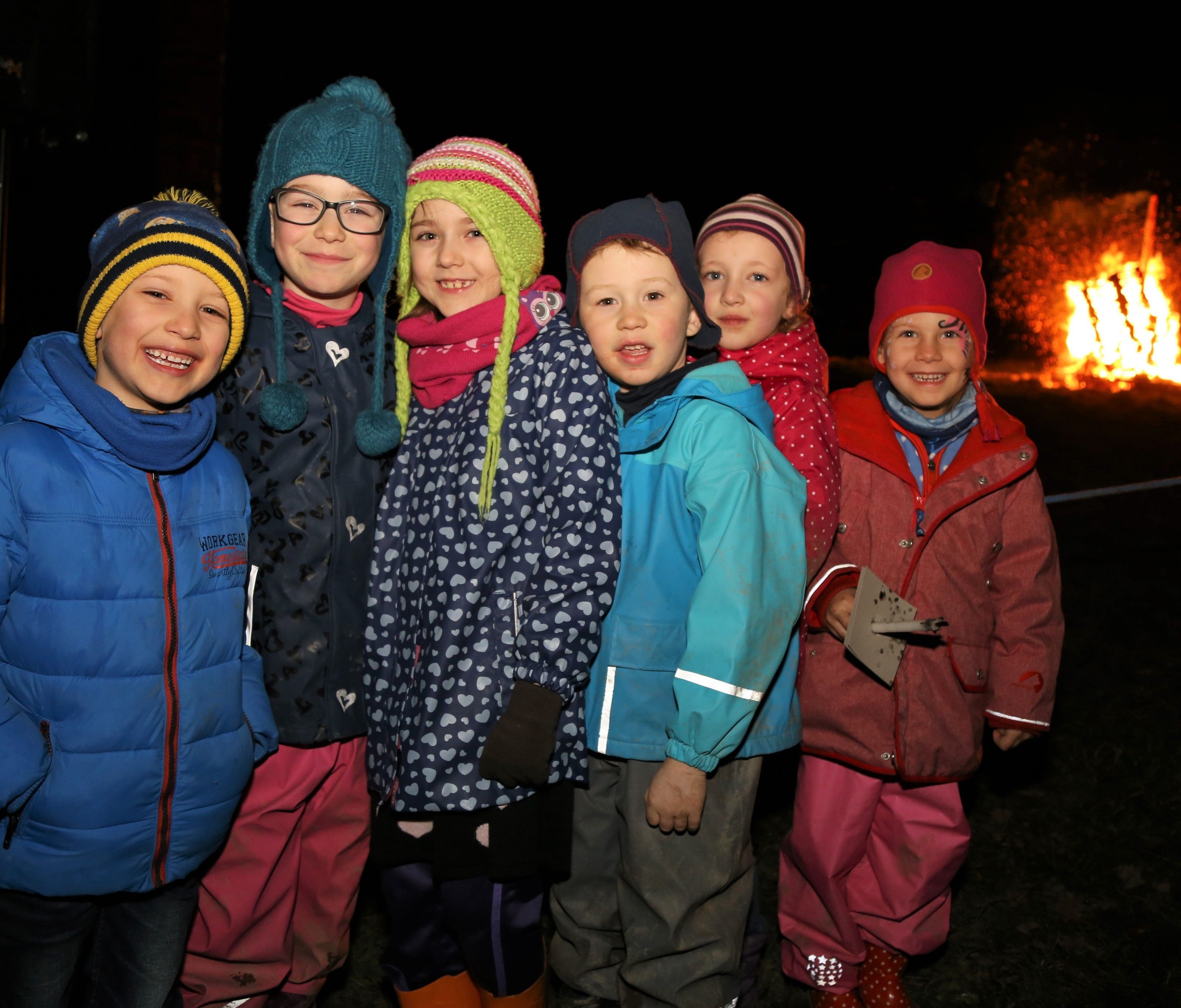 Rund um den Funkenturm sangen und sprangen die jungen Funkenbauer: "Funka, Funka, Ho!" Rund um den Funkenturm sangen und sprangen die jungen Funkenbauer: "Funka, Funka, Ho!"