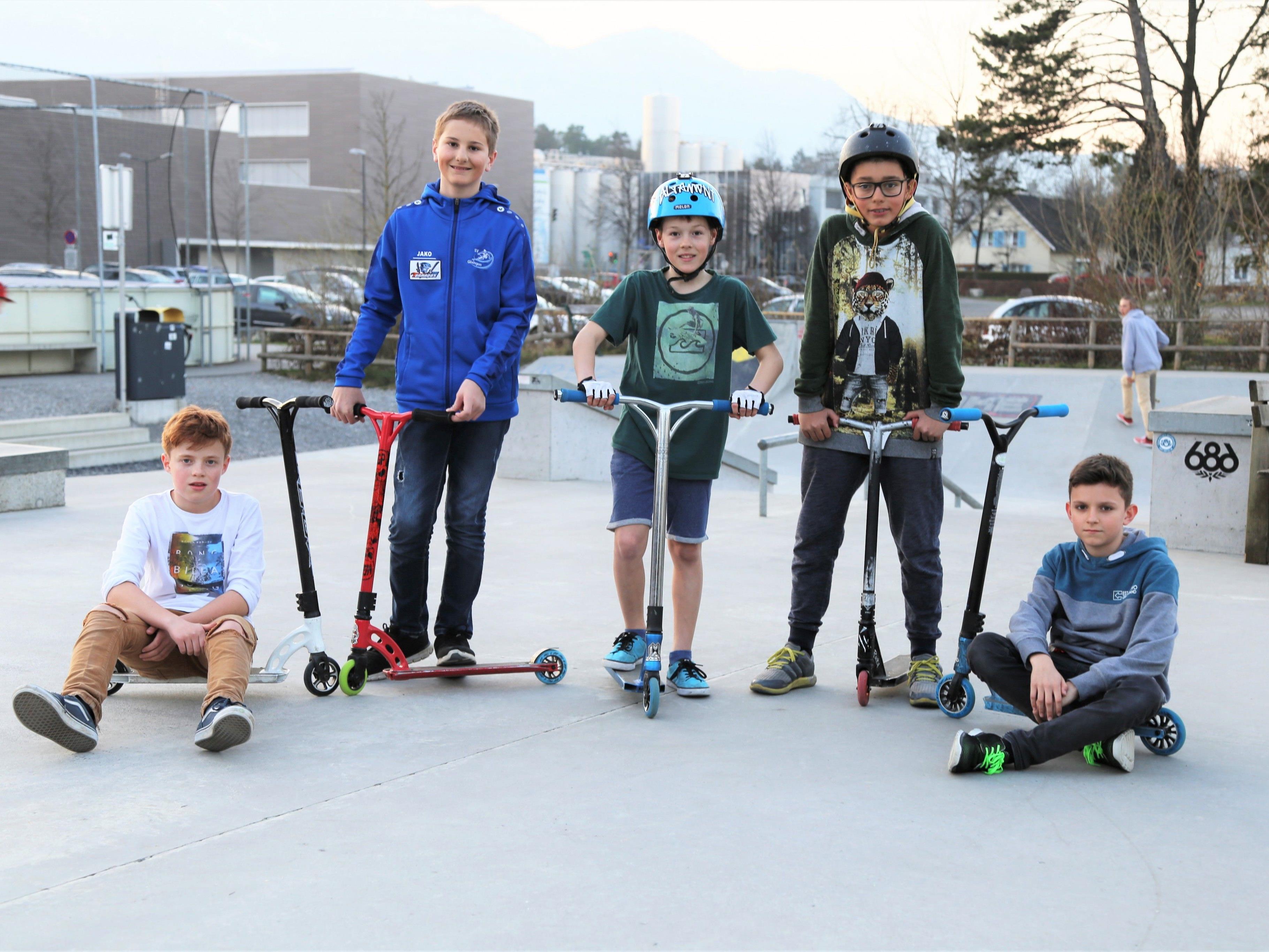 Nicht nur mit dem Skateboard: Diese Jugendlichen zeigen ihr Können und „Skills“ auf dem Skateplatz Oberau mit dem Scooter.