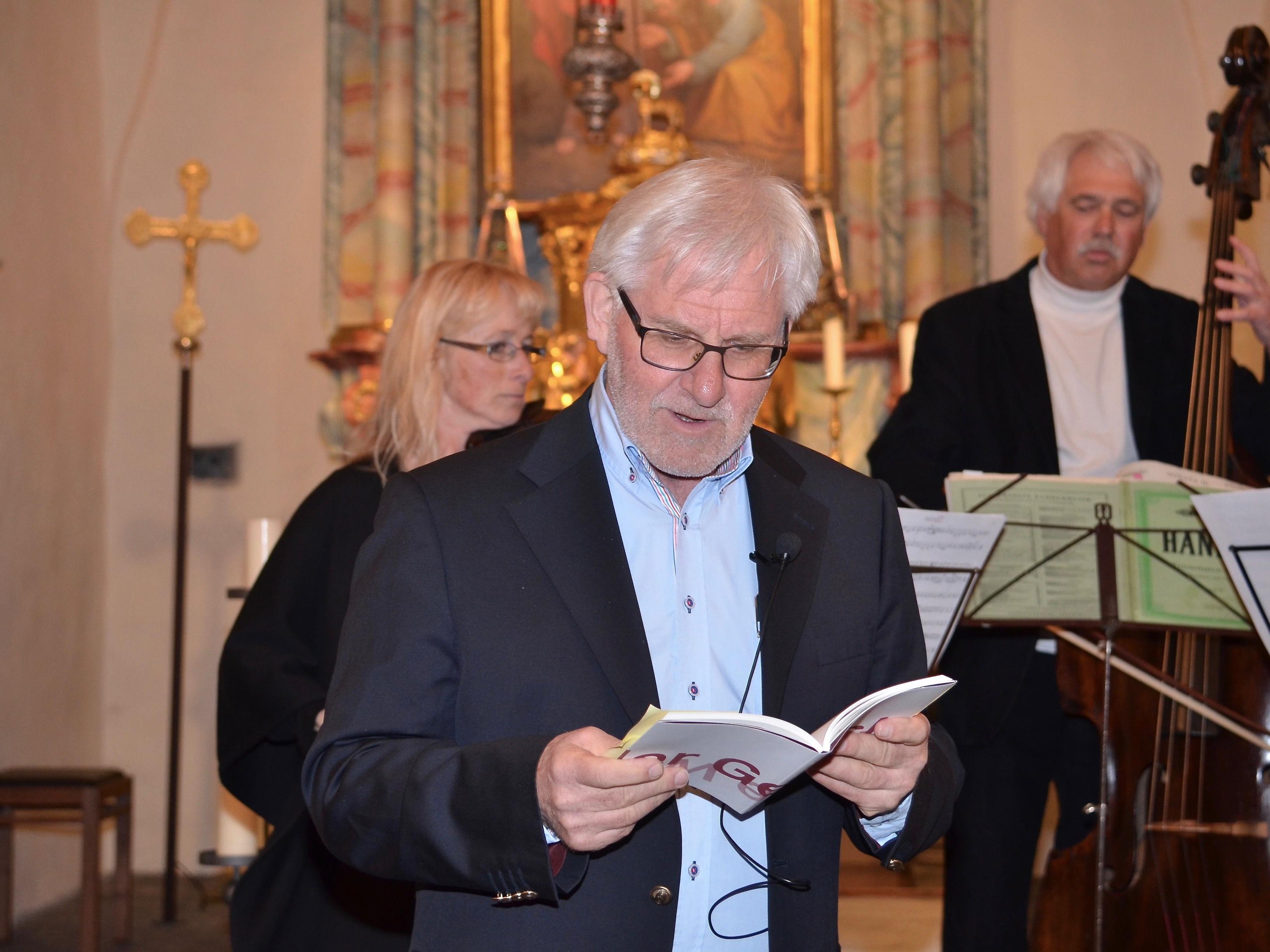 Der Autor und seine musikalischen Kompagnons im Altarraum von St. Peter