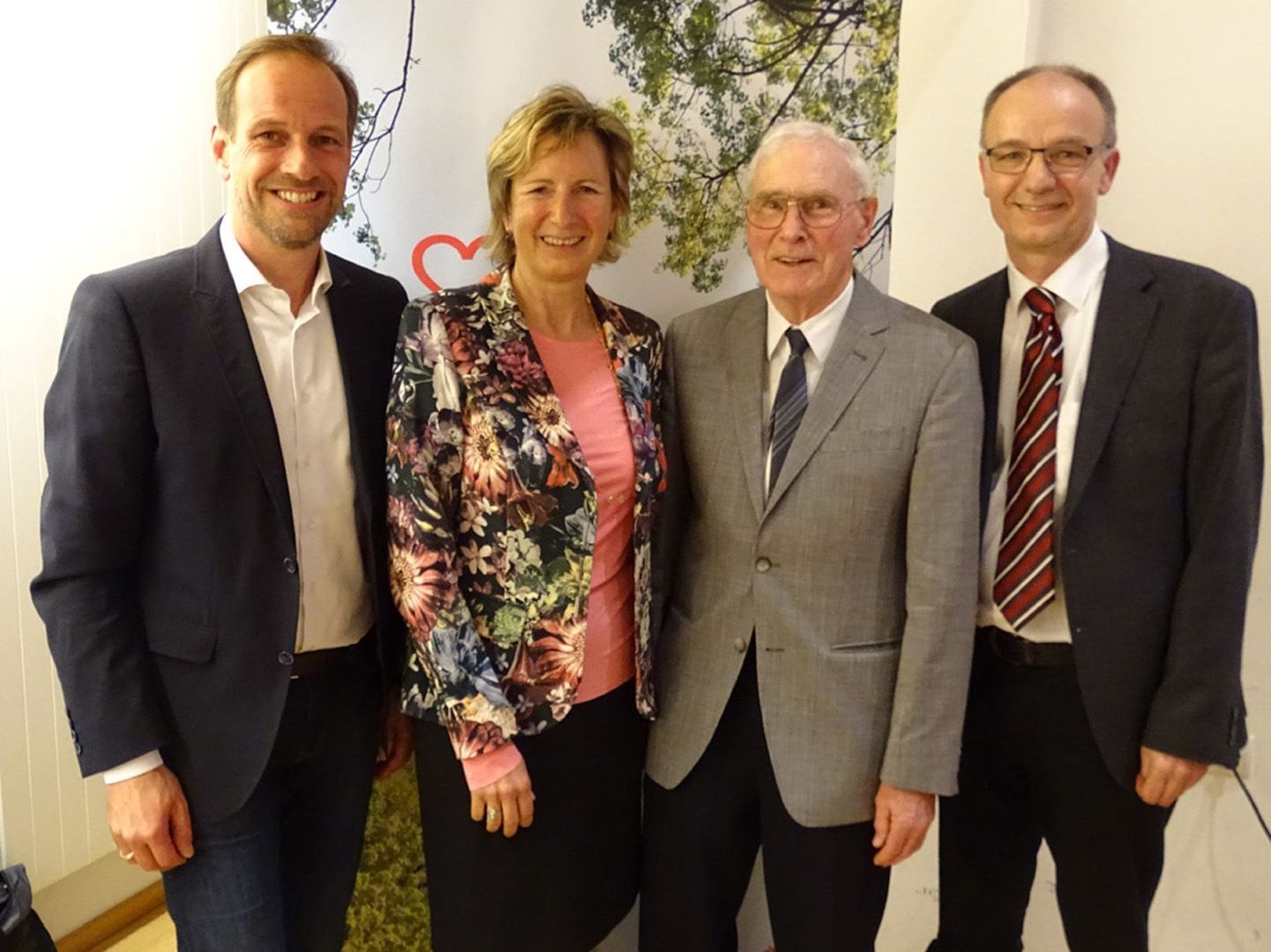 Bgm. Dieter Egger, Gabriele Nußbaumer, Dr. Elmar Troy und sein Nachfolger Dr. Karl Bitschnau (v.l.) Bgm. Dieter Egger, Gabriele Nußbaumer, Dr. Elmar Troy und sein Nachfolger Dr. Karl Bitschnau (v.l.)