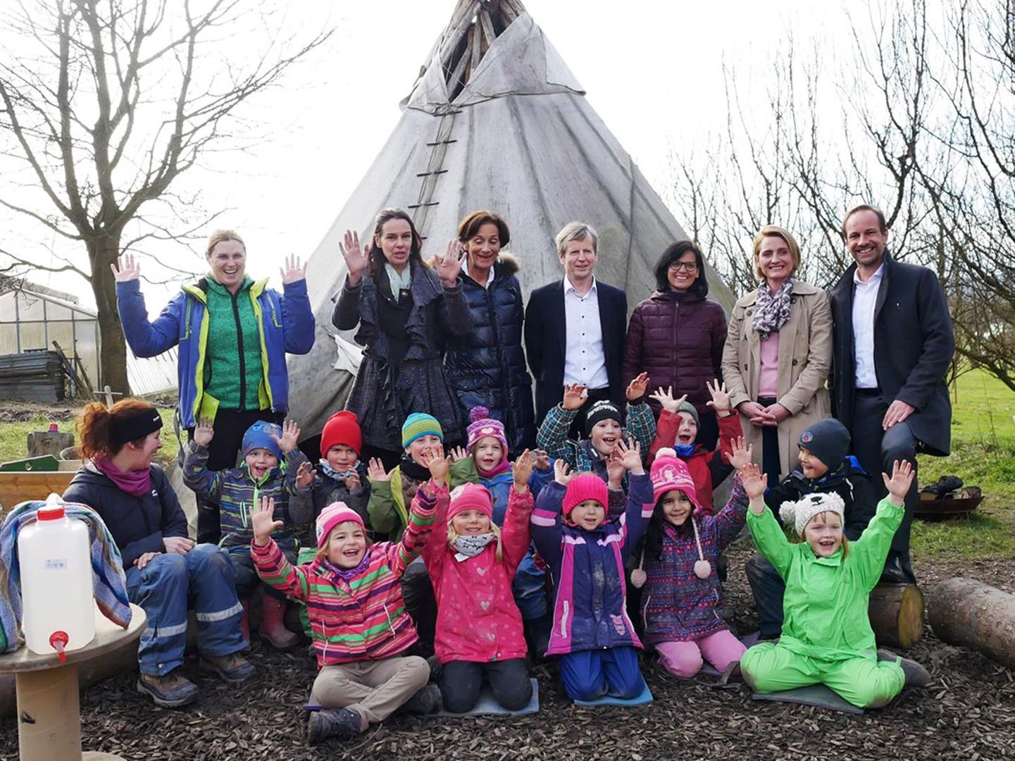 Ministerin Sophie Karmasin (hinten 2.v.l.) zu Besuch im Hofkindergarten beim BSBZ. Ministerin Sophie Karmasin (hinten 2.v.l.) zu Besuch im Hofkindergarten beim BSBZ.
