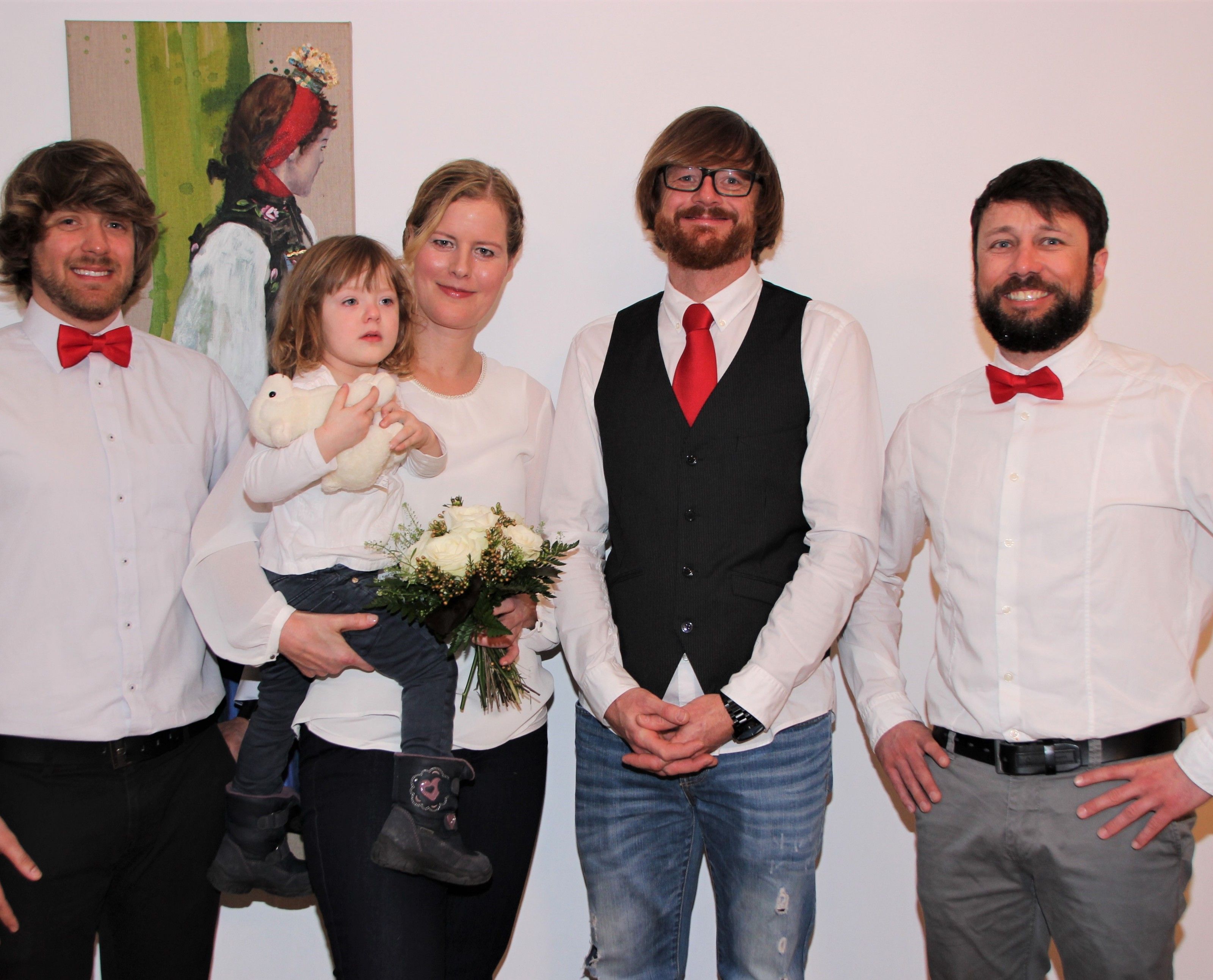 Das frisch vermählte Paar mit Töchterchen und seinen Trauzeugen. Das frisch vermählte Paar mit Töchterchen und seinen Trauzeugen.