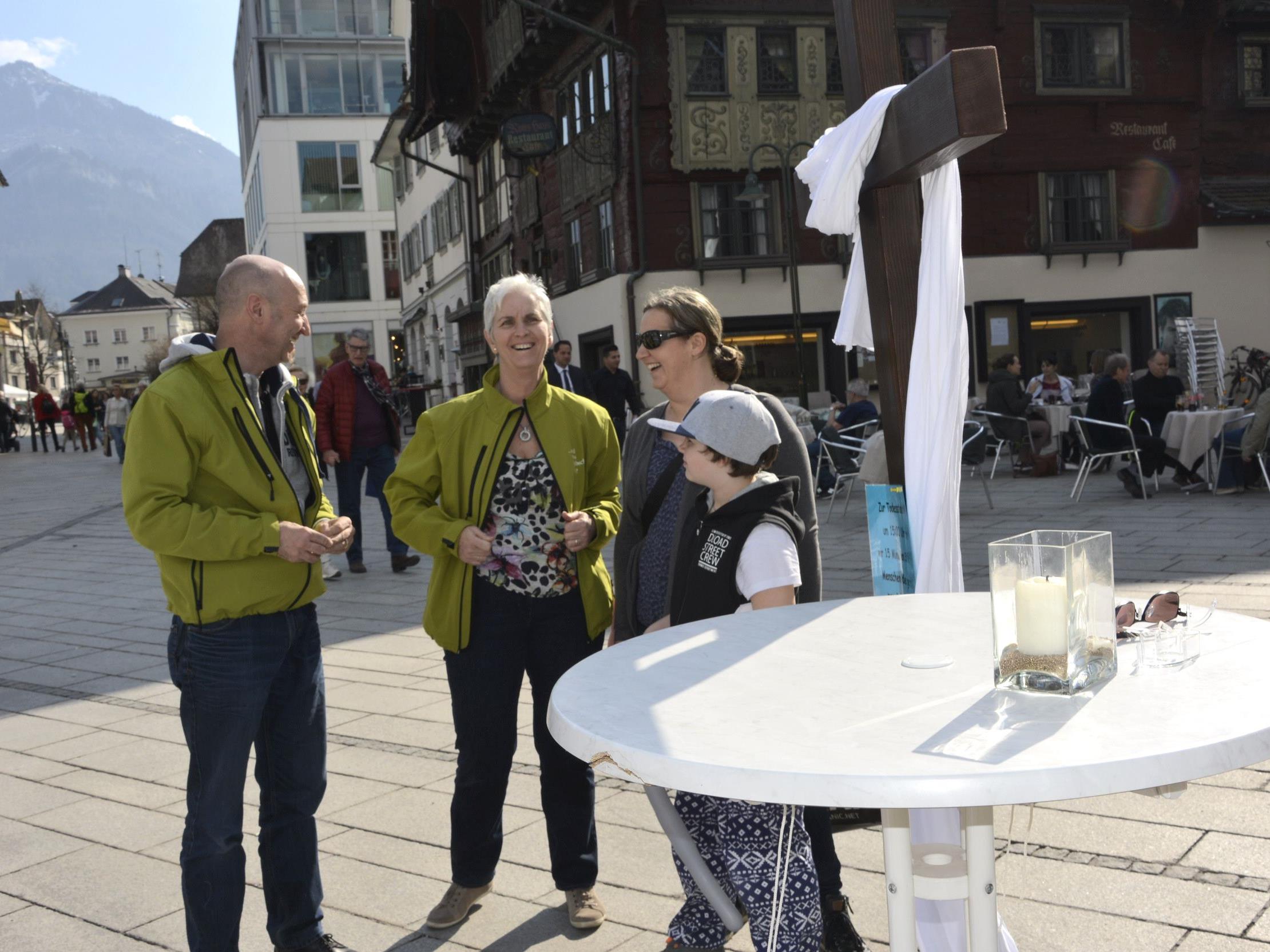 Gespräche außerhalb der Kirchenmauern: Jeden Freitagnachmittag auf dem Marktplatz.