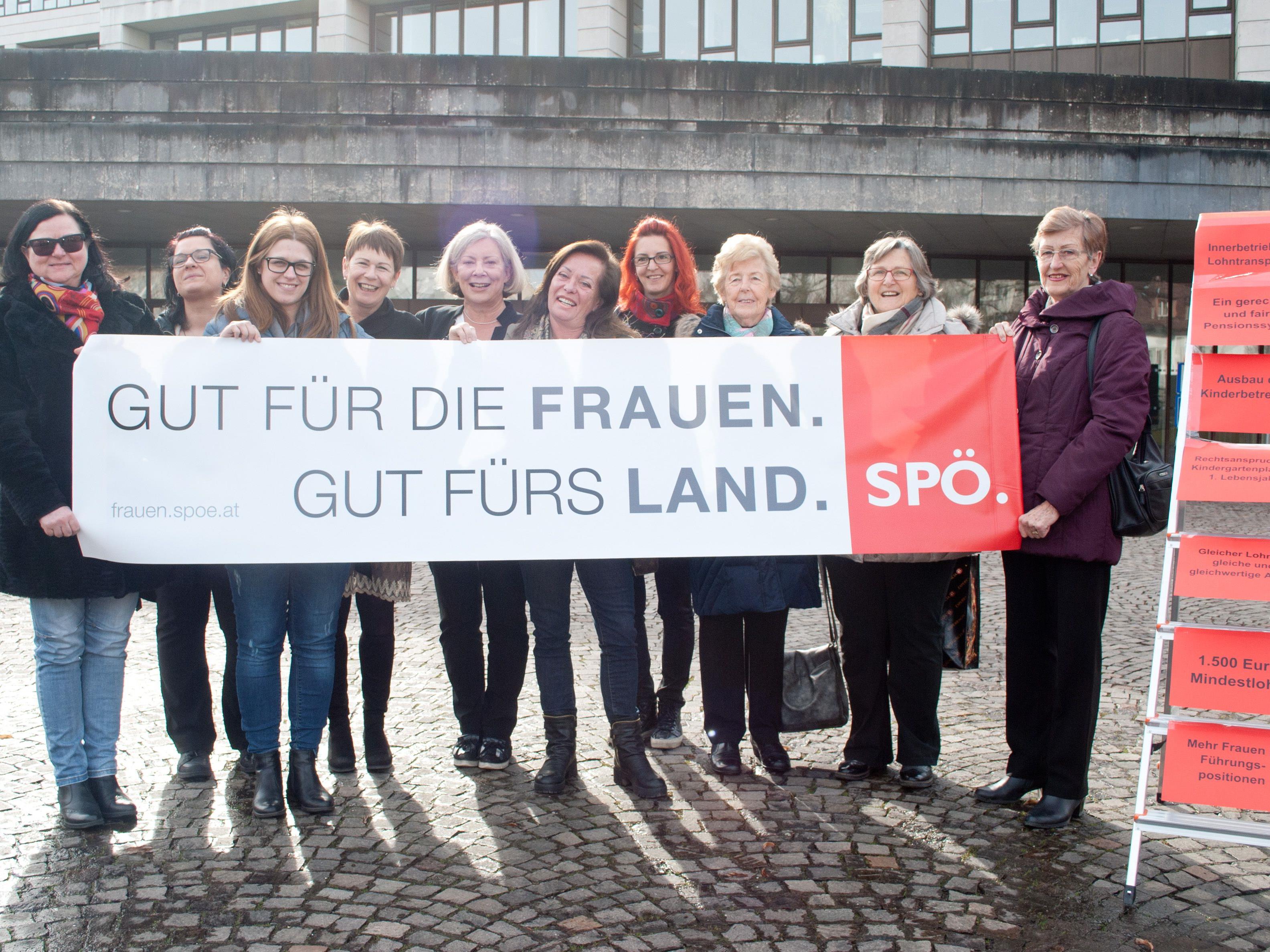 Die Frauen der Vorarlberger SPÖ machten vor dem Landtagsgebäude auf ihre Forderungen zum Weltfrauentag aufmerksam.
