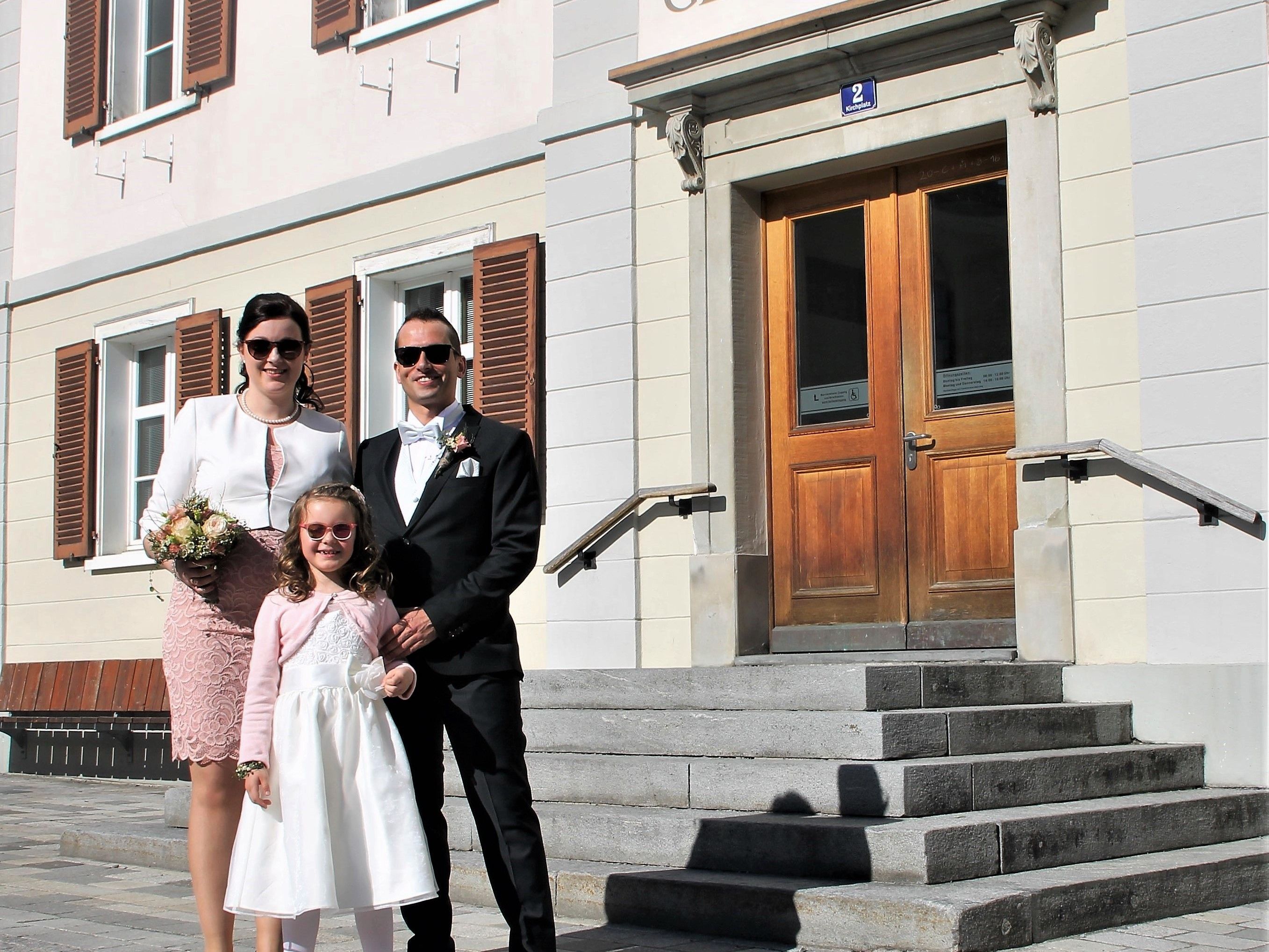 Das frisch vermählte Paar mit Mia Elisa. Das frisch vermählte Paar mit Mia Elisa.