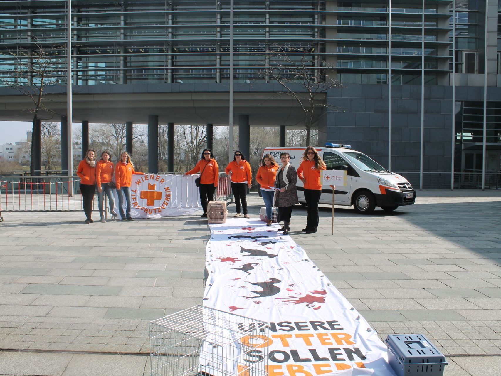 Beim Protest gegen die Tötung bedrohter Fischotter Beim Protest gegen die Tötung bedrohter Fischotter