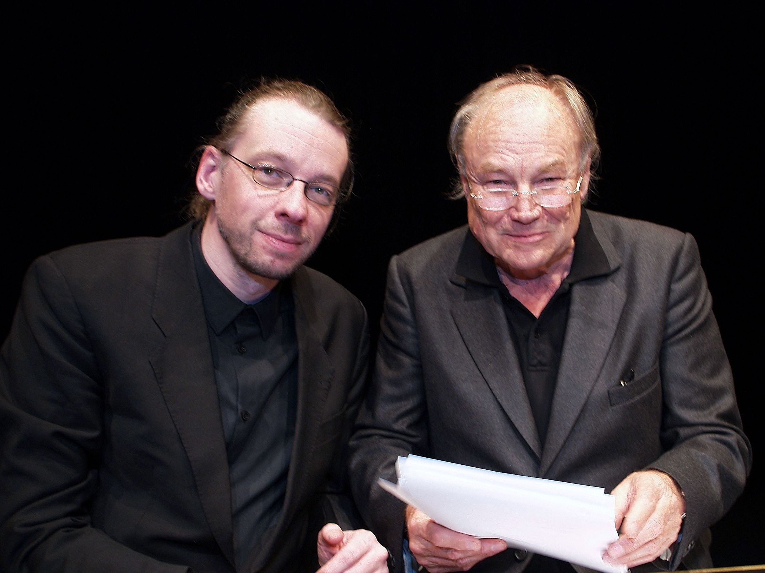 Klaus Maria Brandauer mit Musiker Arno Waschk in der Remise Klaus Maria Brandauer mit Musiker Arno Waschk in der Remise