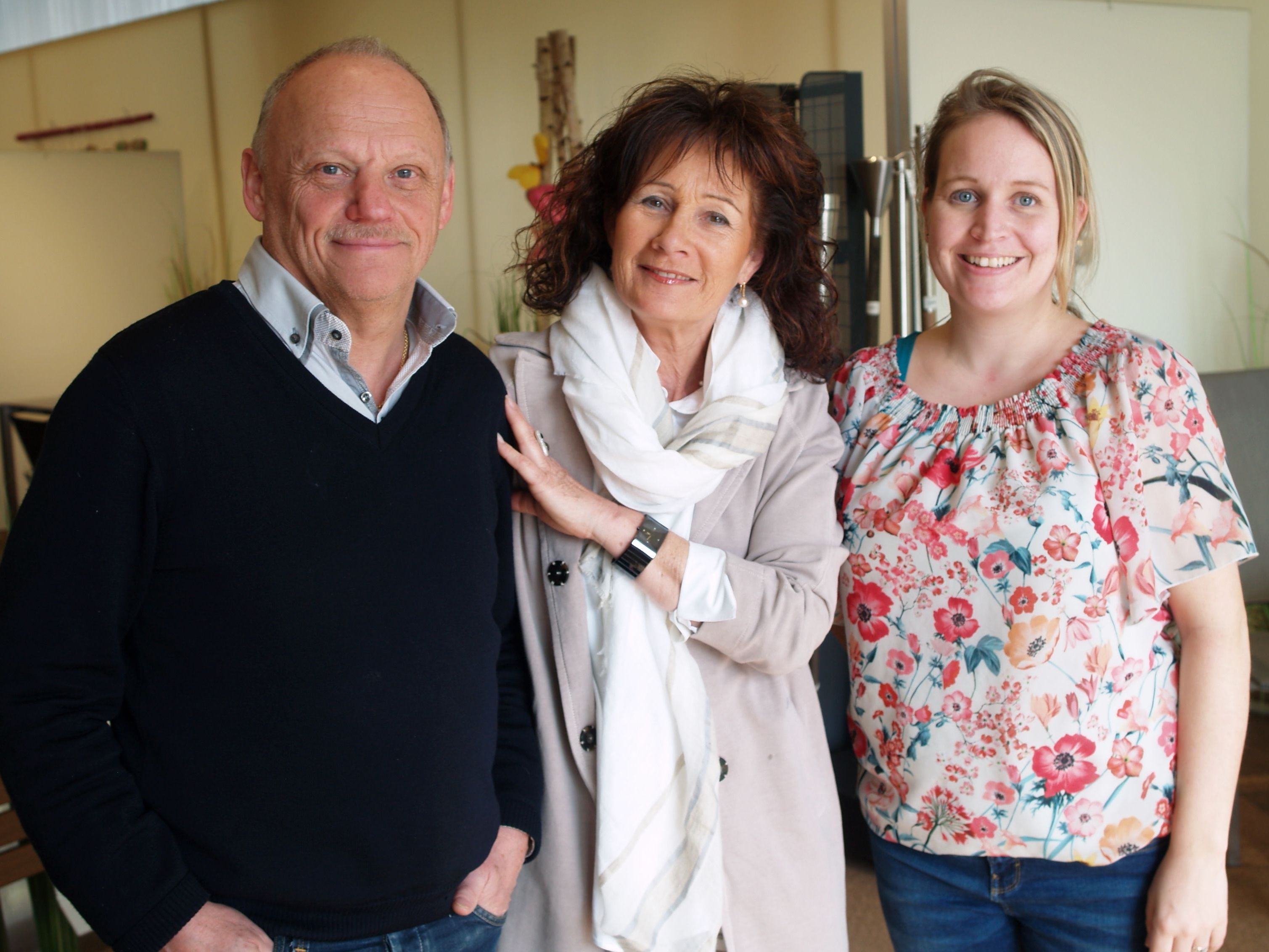 eko Geschäftsführer Reinhard und Doris Kopf mit Mitarbeiterin Janele Frick bei der Frühjahrsausstellung eko Geschäftsführer Reinhard und Doris Kopf mit Mitarbeiterin Janele Frick bei der Frühjahrsausstellung