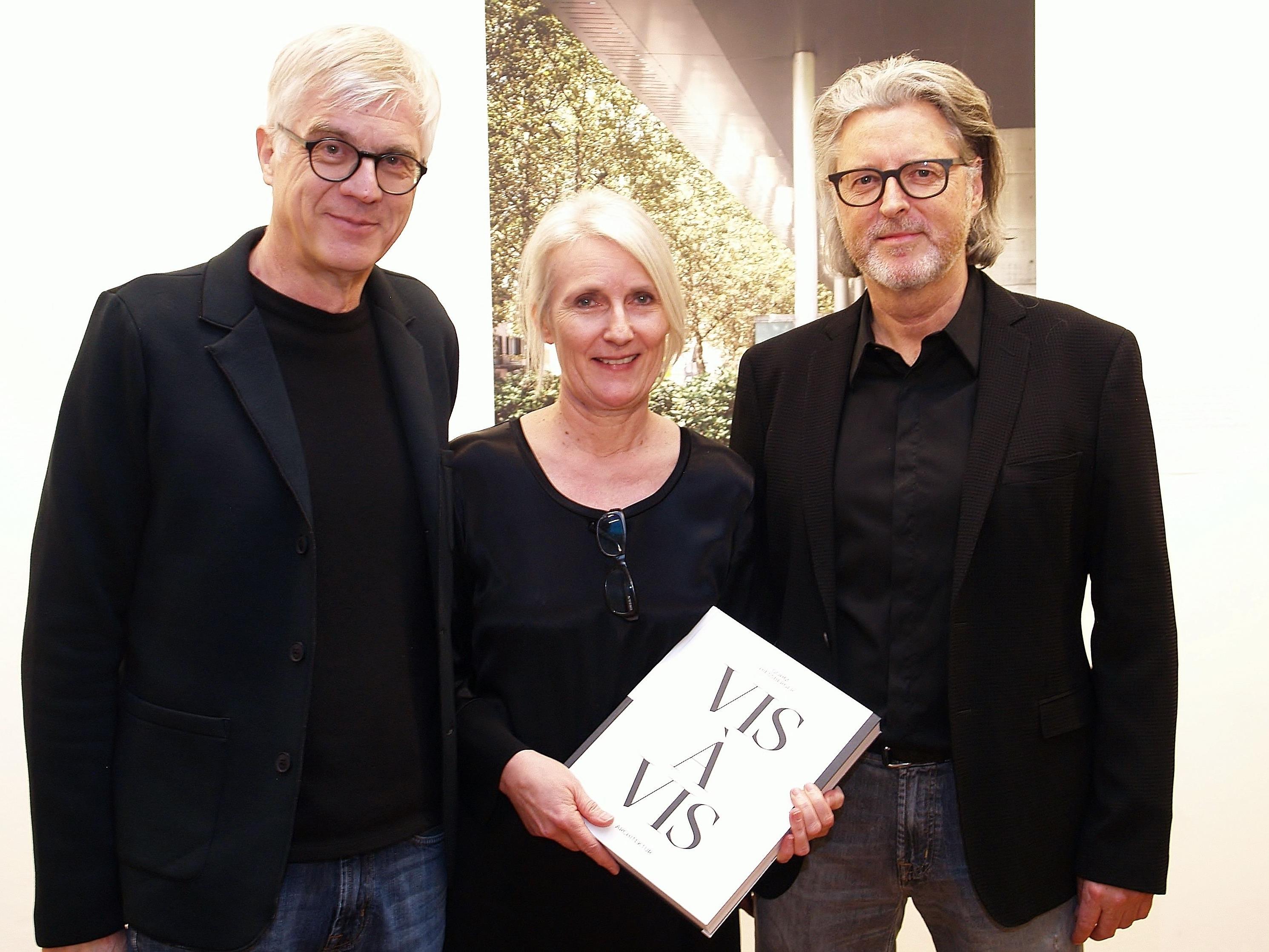 Architektenduo  Markus Gohm und Ulf Hiessberger mit Herausgeberin Marina Hämmerle bei der Buchpräsentation