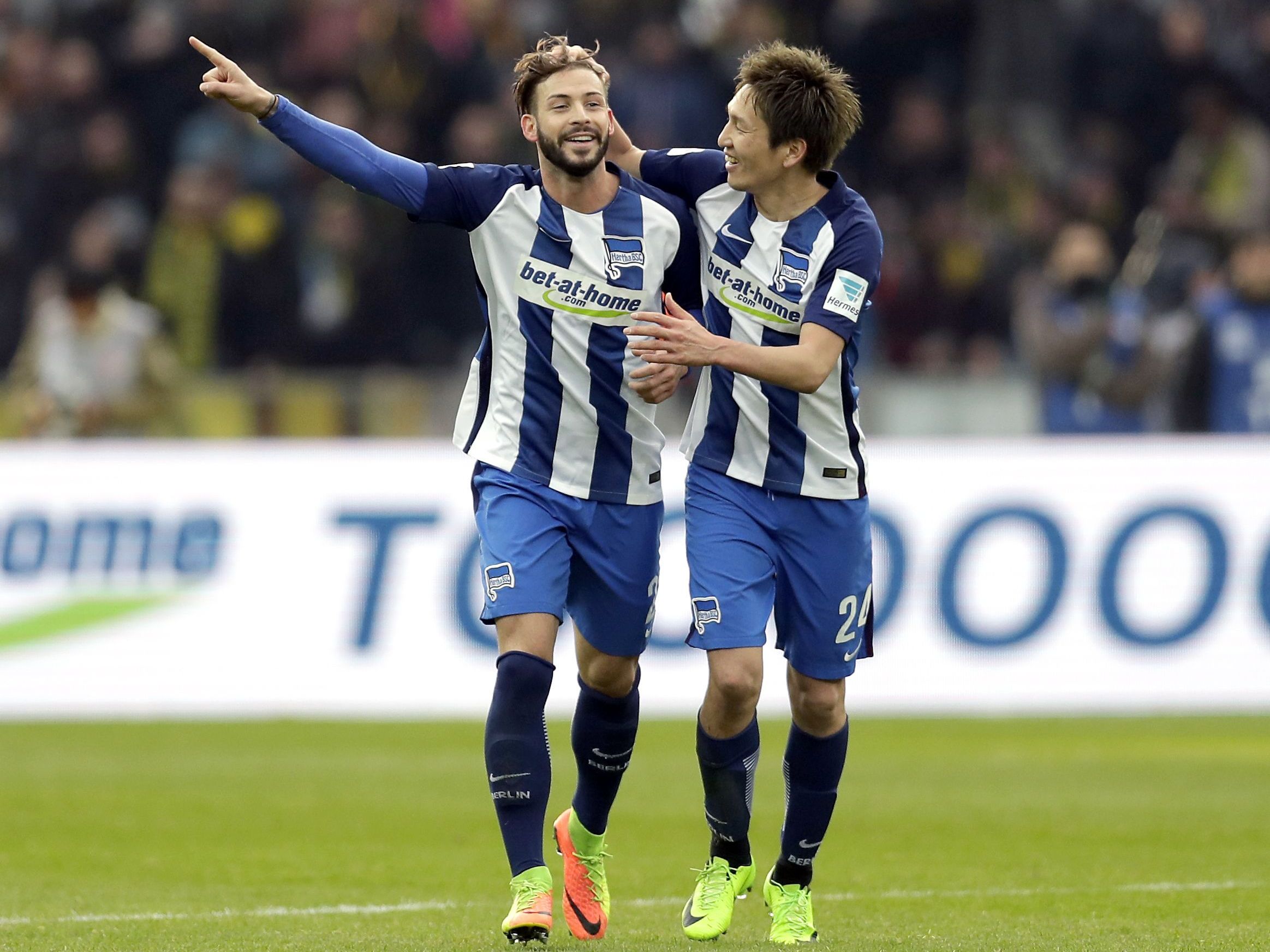 Marvin Plattenhardt (links) freut sich über seinen Freistoßtreffer zum 2:1 gegen Dortmund. Marvin Plattenhardt (links) freut sich über seinen Freistoßtreffer zum 2:1 gegen Dortmund.