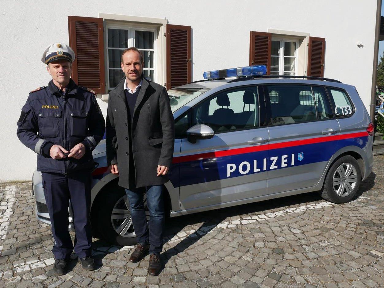Stadtpolizeikommandant Josef Heuberger und Bürgermeister Dieter Egger vor dem neuen Dienstfahrzeug.