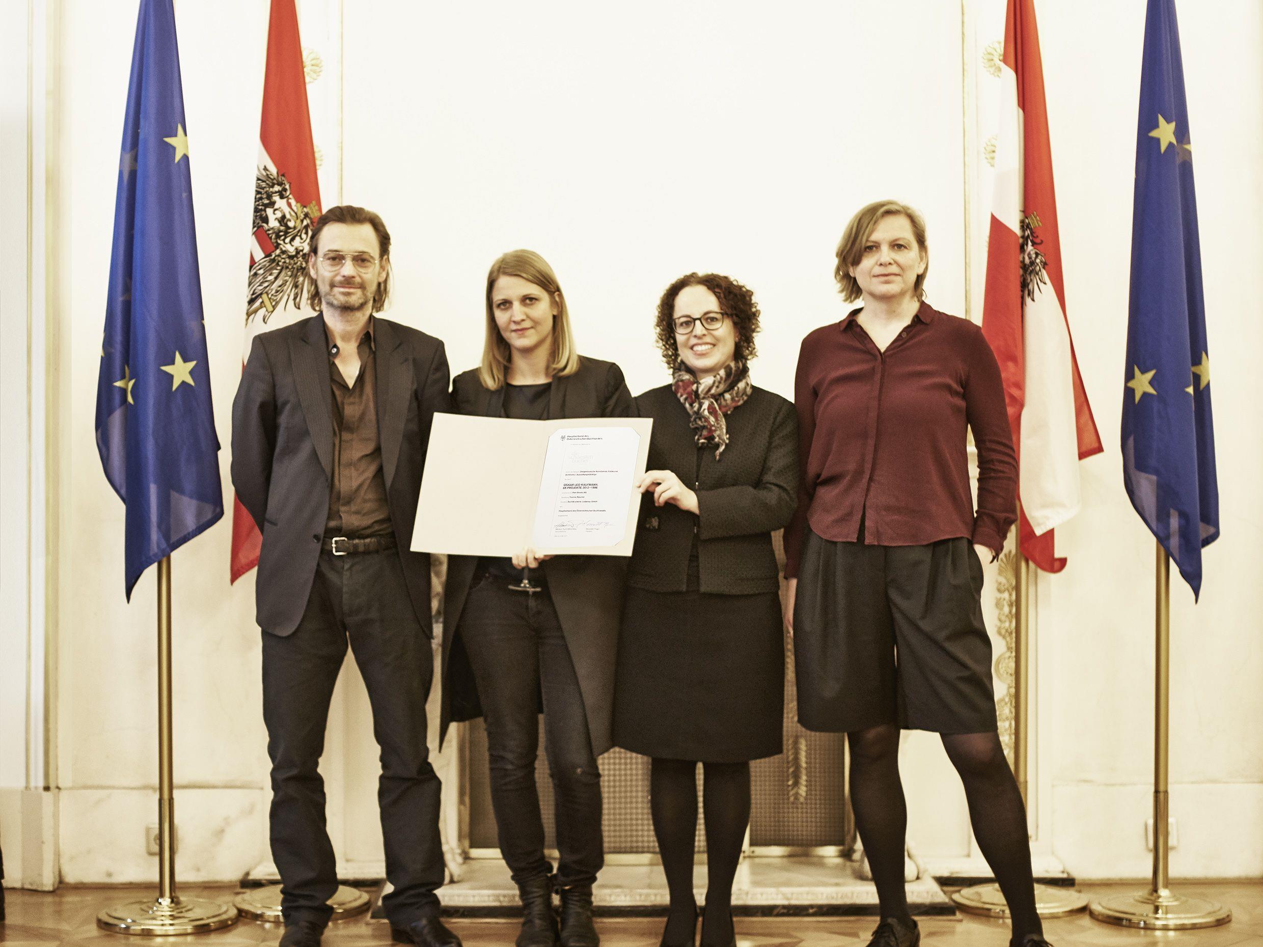v.l.n.r. Architekt Oskar Leo Kaufmann, Grafikerin Yvonne Rüscher, Christine Schwarz-Fuchs (GF BuLu) und Eva Guttmann (Verlag Park Books) freuen sich über die Auszeichnung.