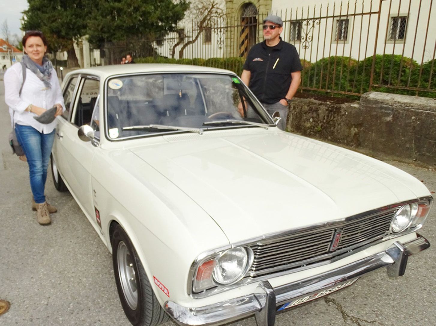 : Peter und Birgit Sausenger von der Glopper-Garage mit ihrem „Ford Cortina GT“ aus dem Jahr 1968. : Peter und Birgit Sausenger von der Glopper-Garage mit ihrem „Ford Cortina GT“ aus dem Jahr 1968.