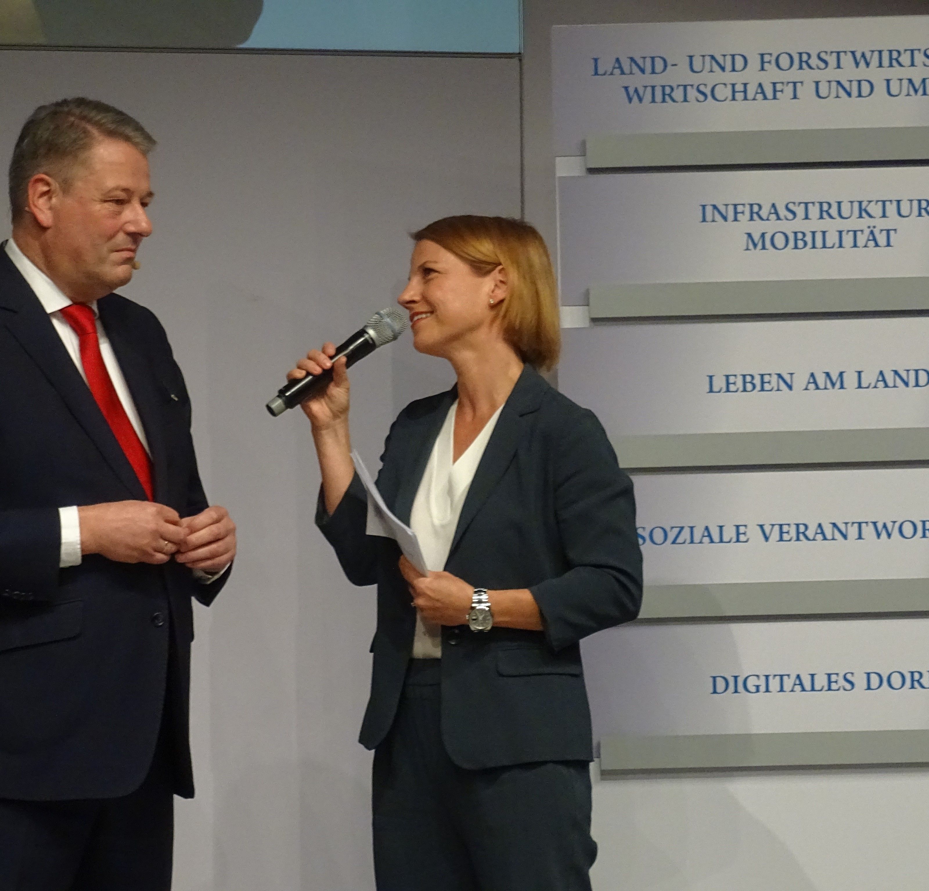 Bundesminister Andrä Rupprechter sieht in der Stärkung der ländlichen Regionen einen wesentlichen Schritt für die Zukunft Österreichs. Bundesminister Andrä Rupprechter sieht in der Stärkung der ländlichen Regionen einen wesentlichen Schritt für die Zukunft Österreichs.