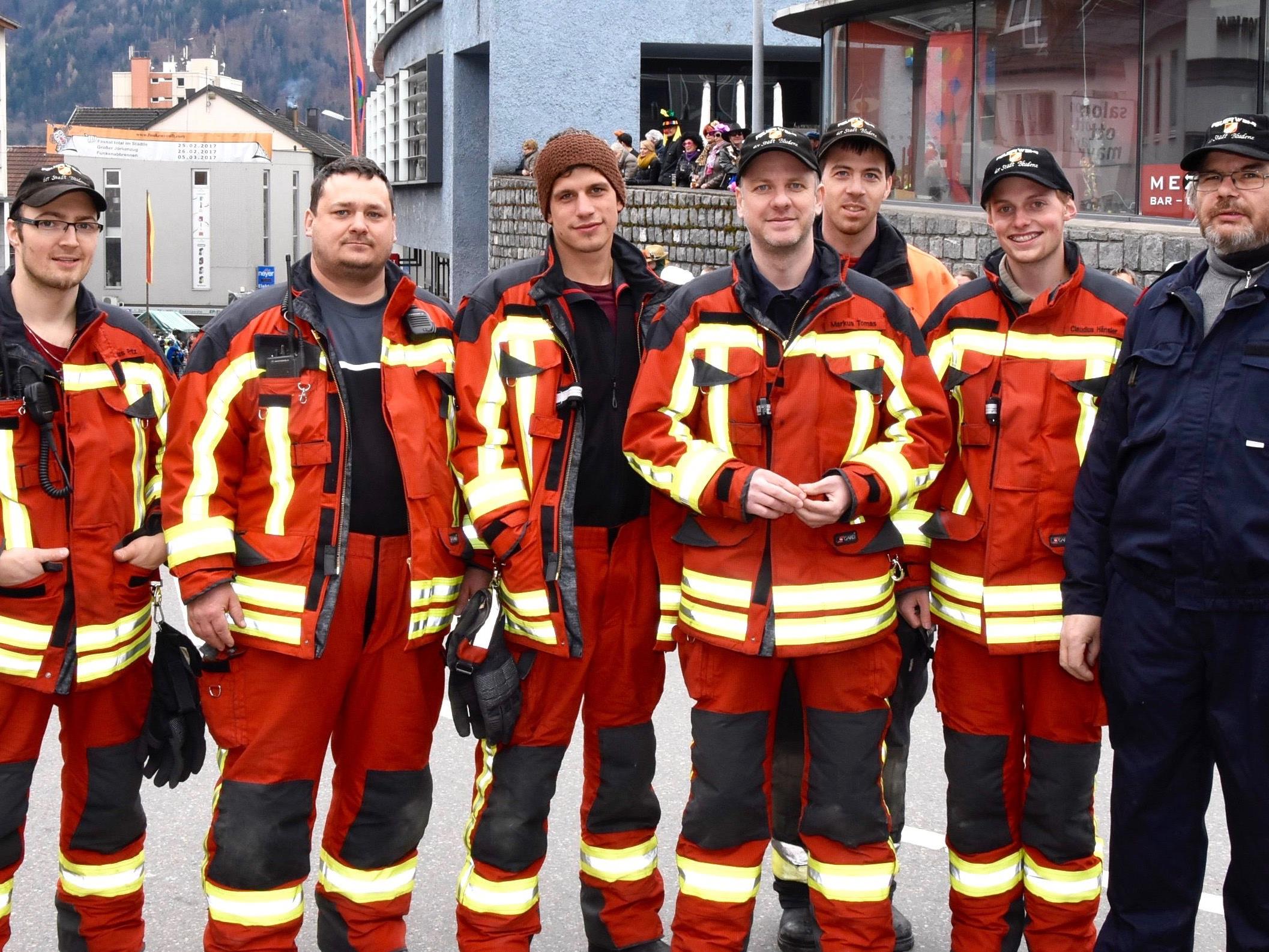 Auch Mitglieder der Feuerwehr Bludenz halfen mit, um einen geordneten Ablauf des großen Jöri-Umzuges zu ermöglichen.
