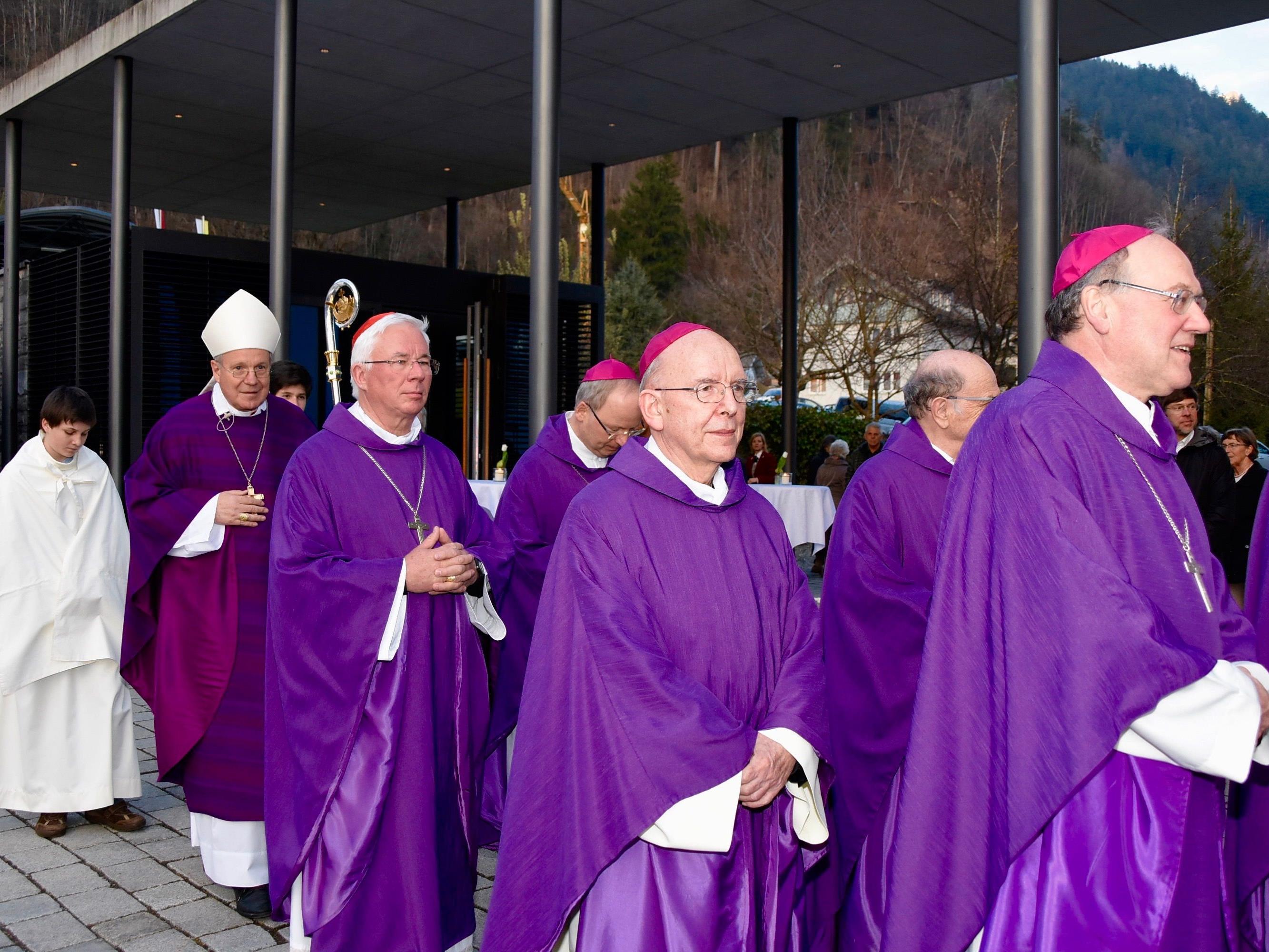 Bischöfe beim Einzug in die Pfarrkirche Nüziders