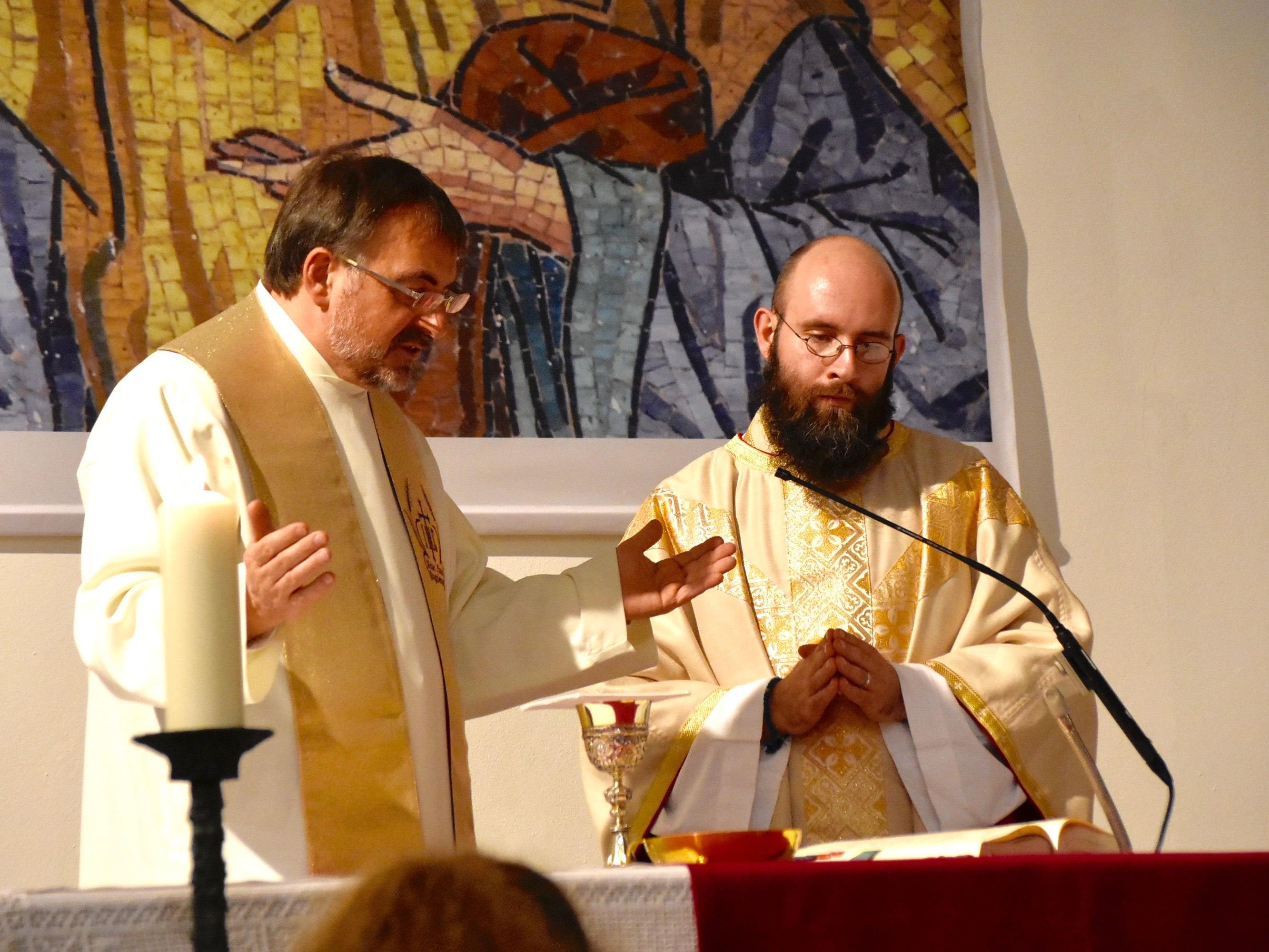 Pfarrer Hans Tinkhauser und Neupriester Dariusz Radziechowski am Altar der Pfarrkirche Gantschier, 18. März 2017