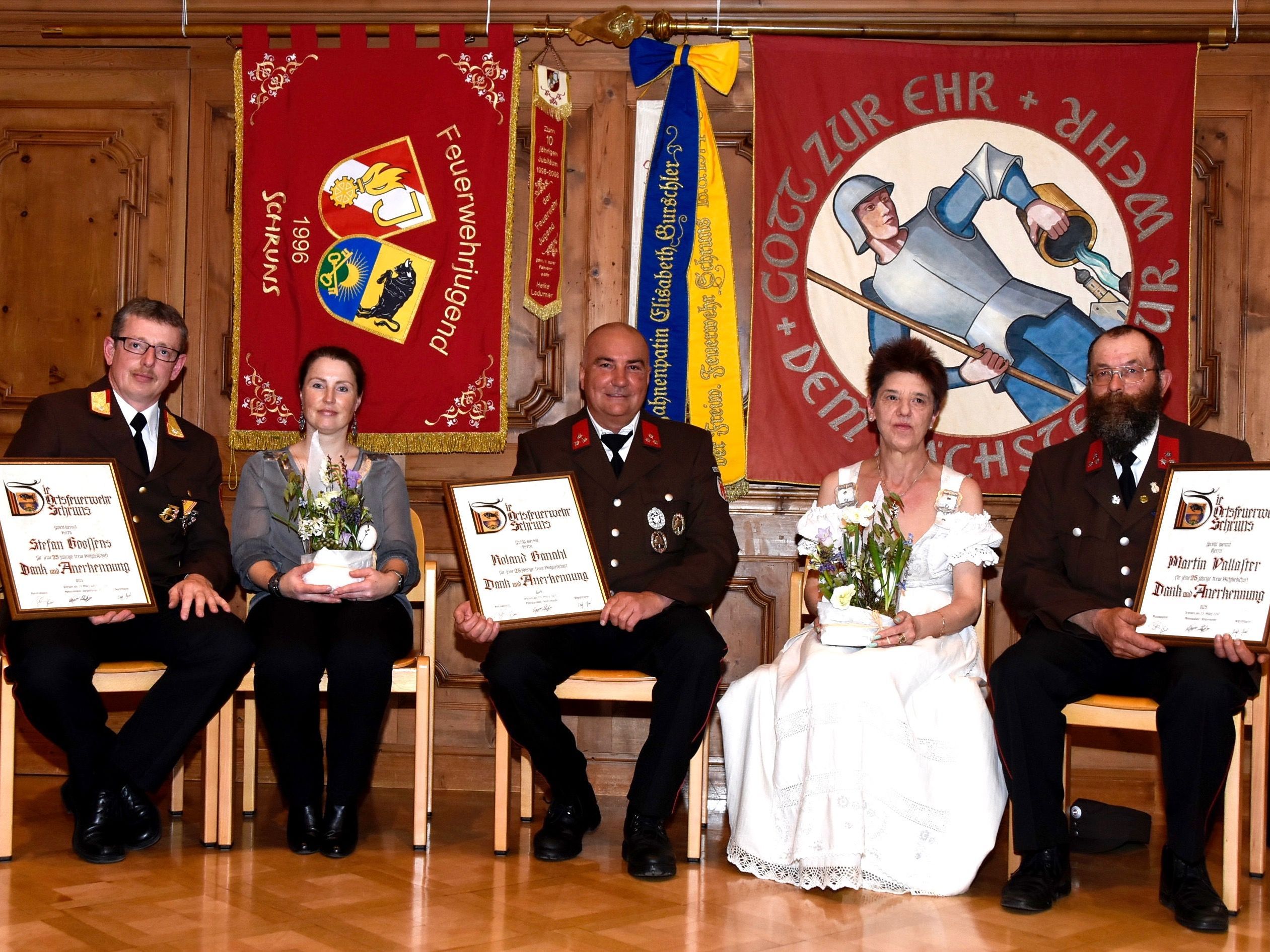 Die Geehrten: Stefan Goossens mit seiner Frau Karoline, in der Mitte Roland Ganahl und rechts Martin Vallaster mit seiner Lebensgefährtin Heidi Schlögl