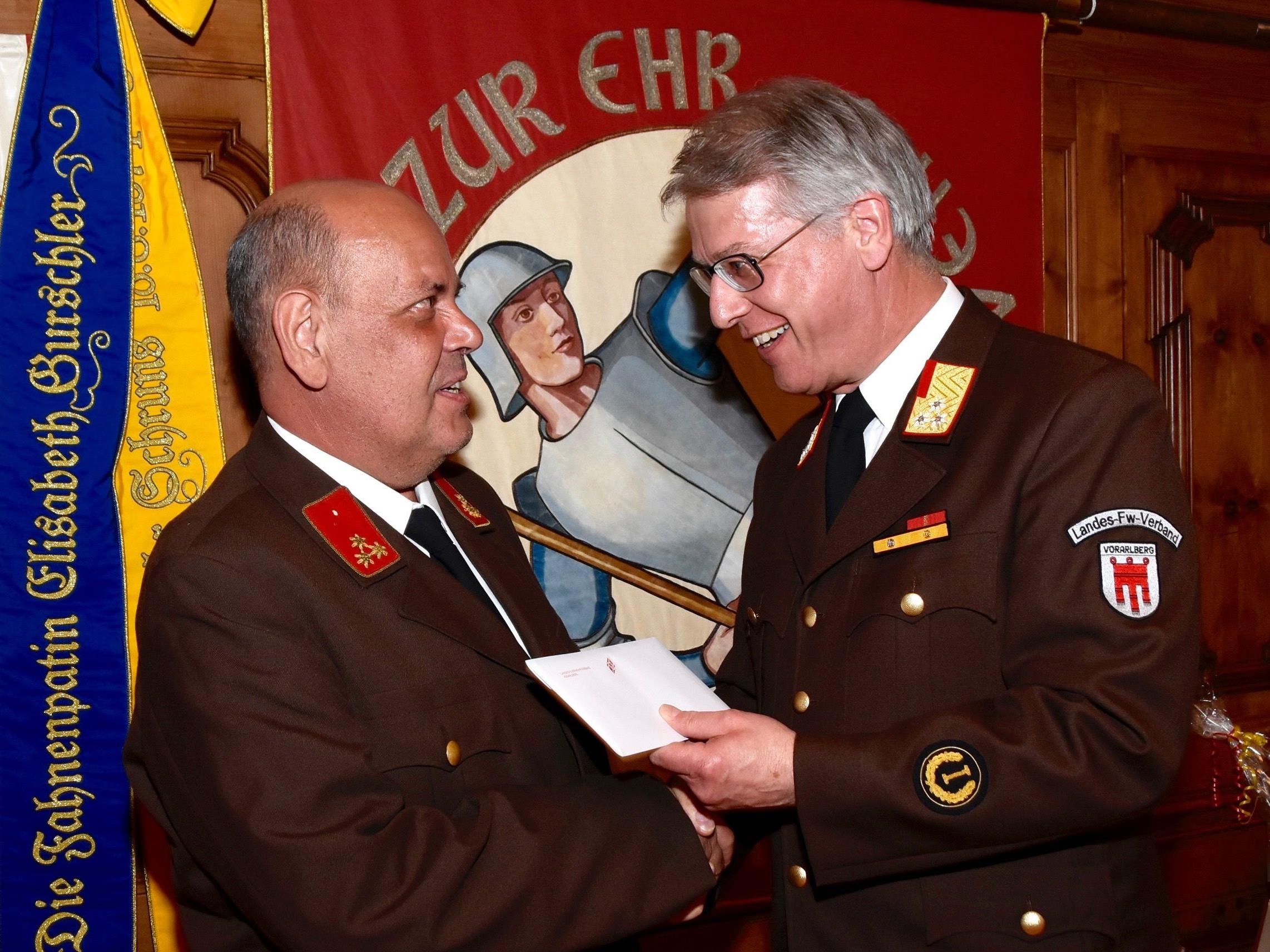 Der langjährige Kommandant des Feuerwehrabschnittes 12, Josef Kieber, mit dem Bludenzer Bezirksfeuerwehrinspektor Christoph Feuerstein