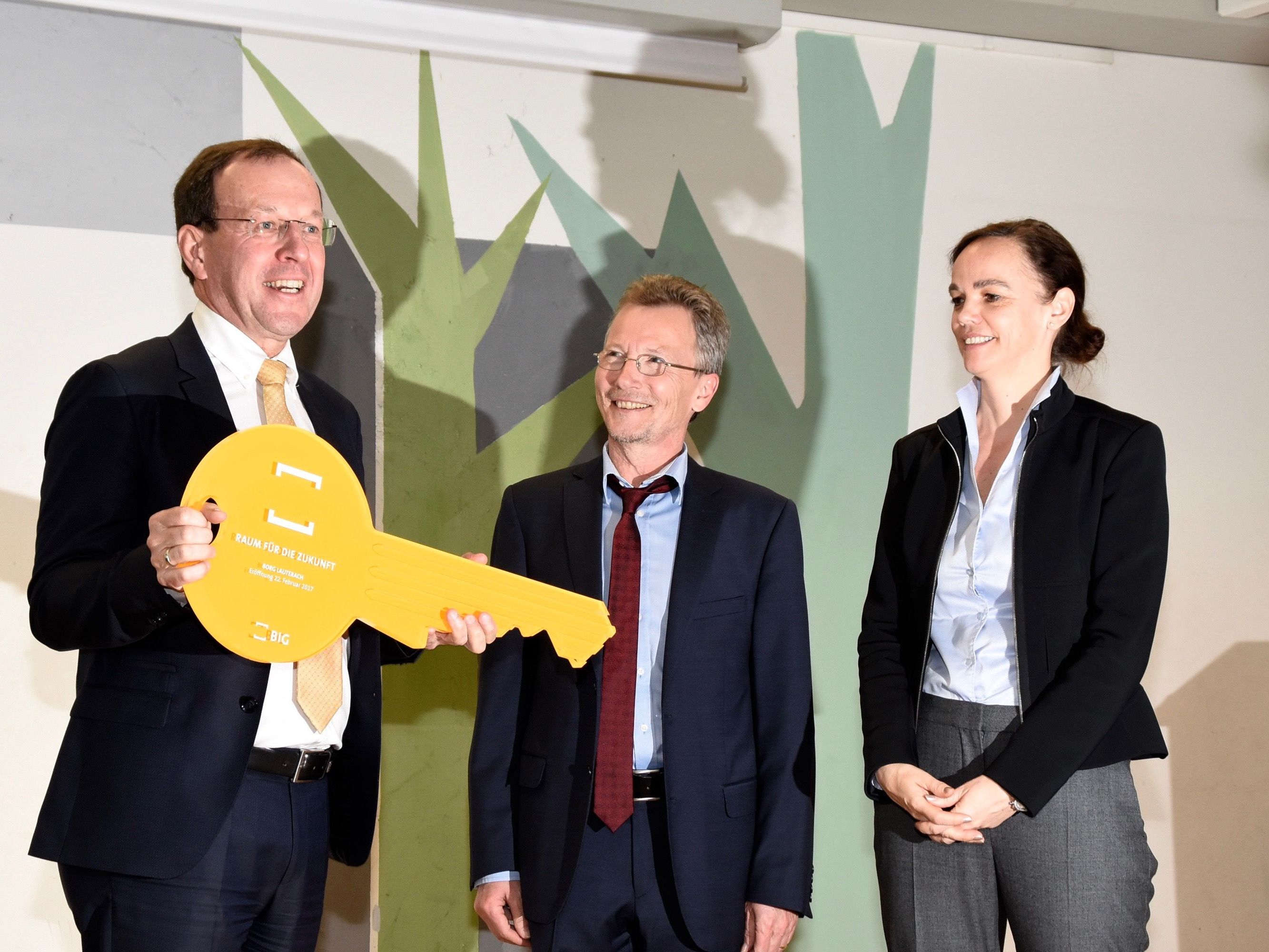 BIG-Geschäftsführer Dipl.-Ing. Wolfgang Gleissner (li.) und Schuldirektor Michael Schelling mit Bundesministerin Dr. Sonja Hammerschmid