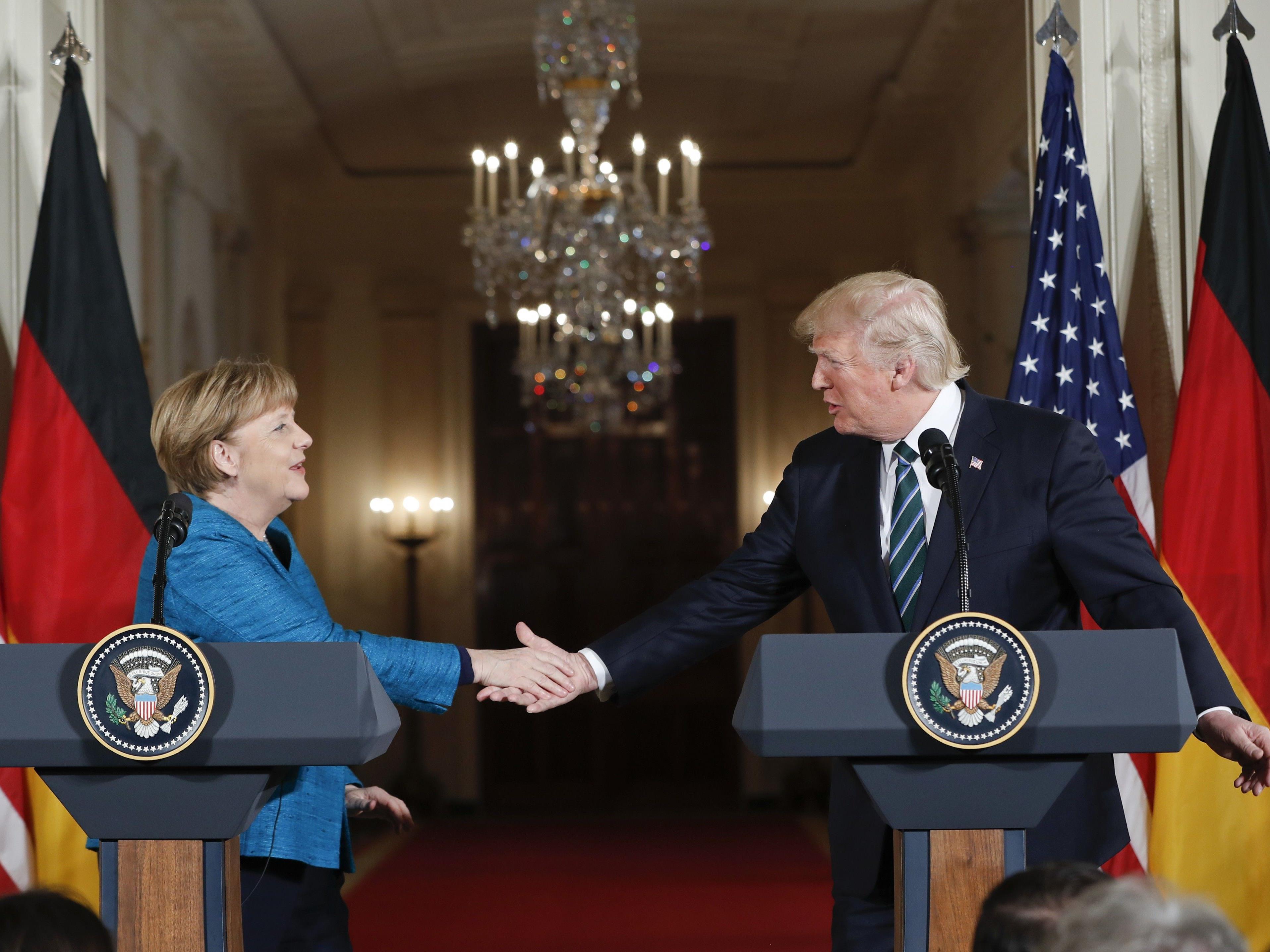 US-Präsident Donald Trump hat beim Besuch von Bundeskanzlerin Angela Merkel seine harte Linie in Fragen der Einwanderung unterstrichen.