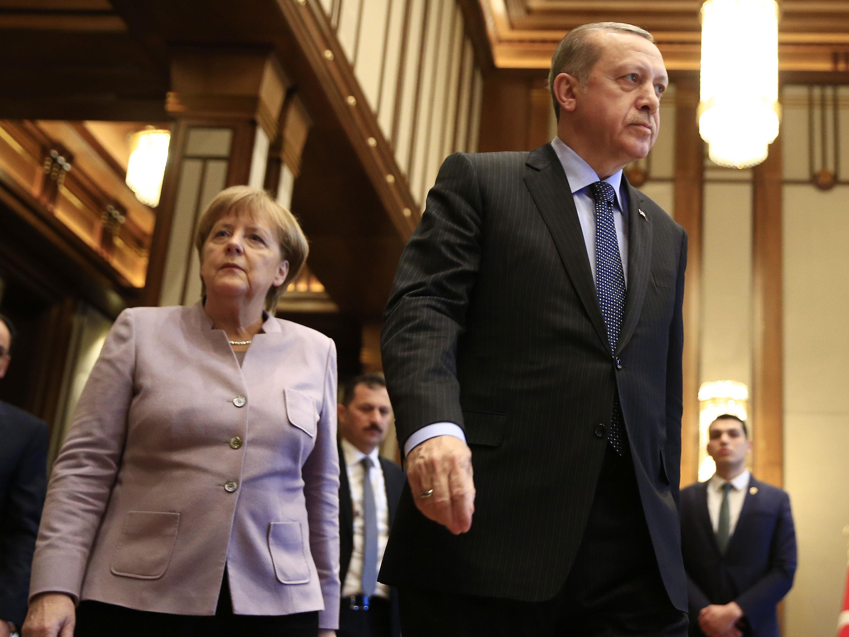 Zu Wochenbeginn hatte Präsident Recep Tayyip Erdogan die deutsche Bundeskanzlerin Angela Merkel direkt persönlich angegriffen und ihr vorgeworfen, Terroristen zu unterstützen.