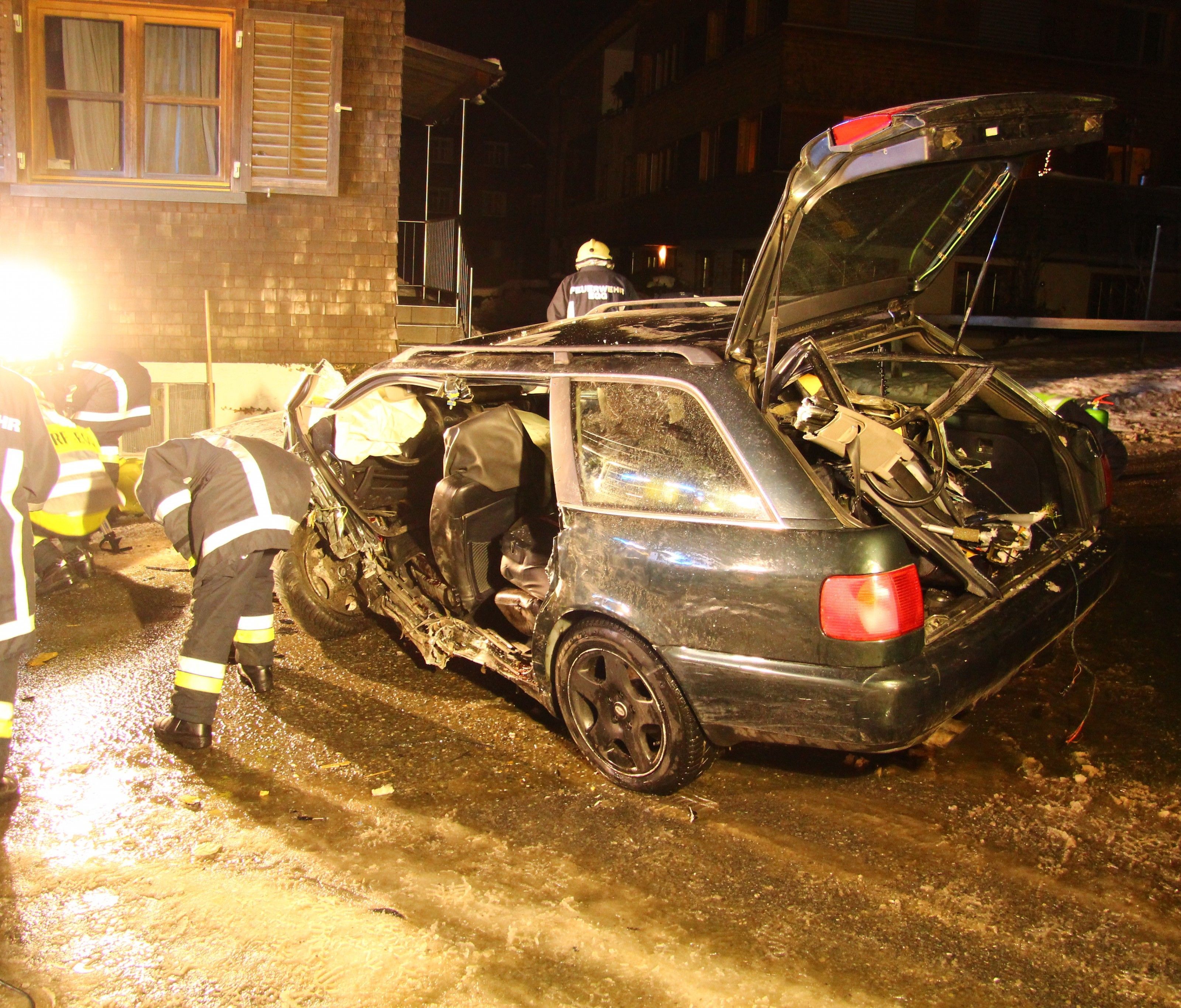 Der 21-Jährige krachte mit seinem Pkw in ein Haus. Der 21-Jährige krachte mit seinem Pkw in ein Haus.