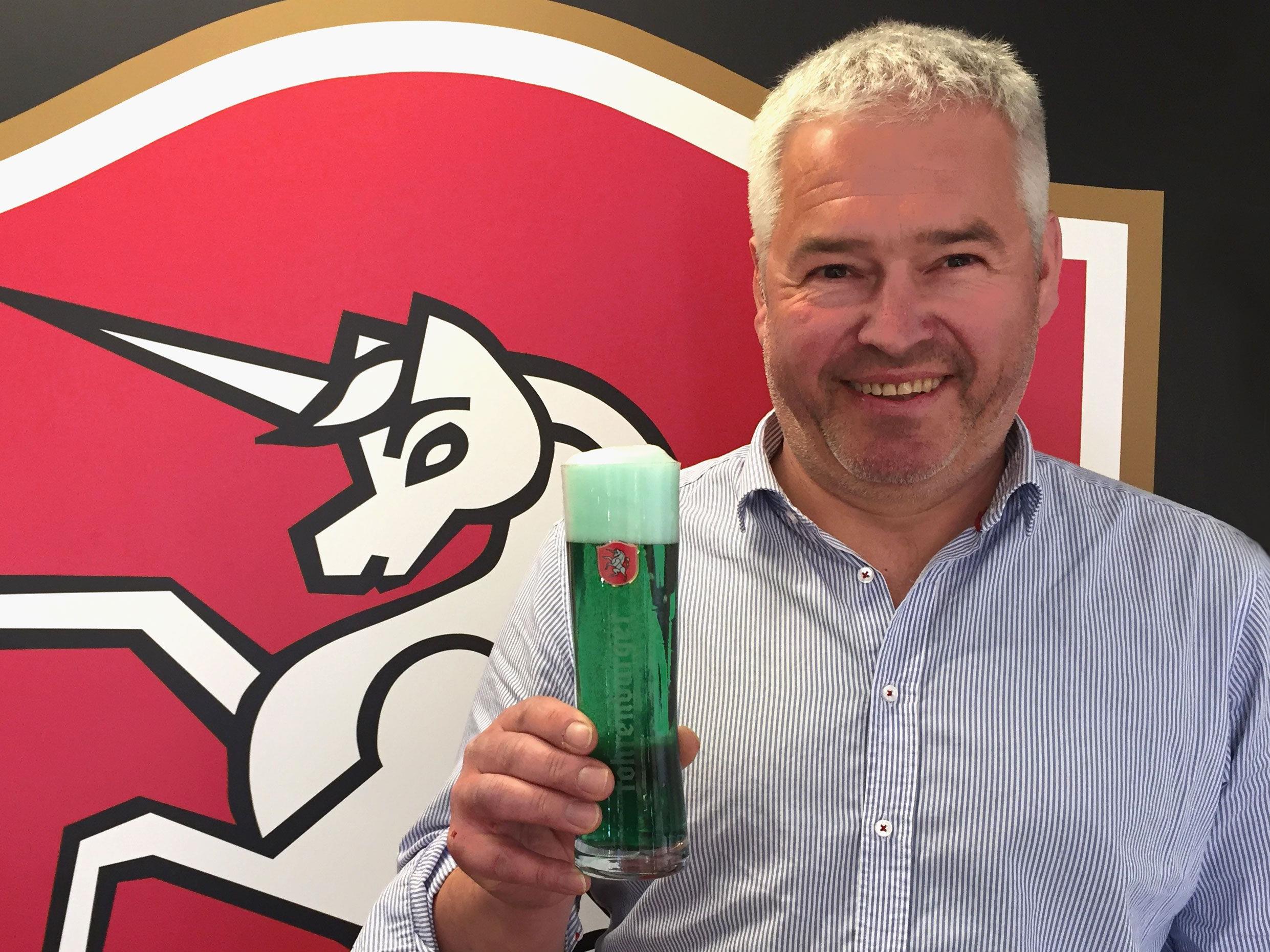 Braumeister Andreas Rosa präsentiert das grüne Bier zum St. Patrick's Day.