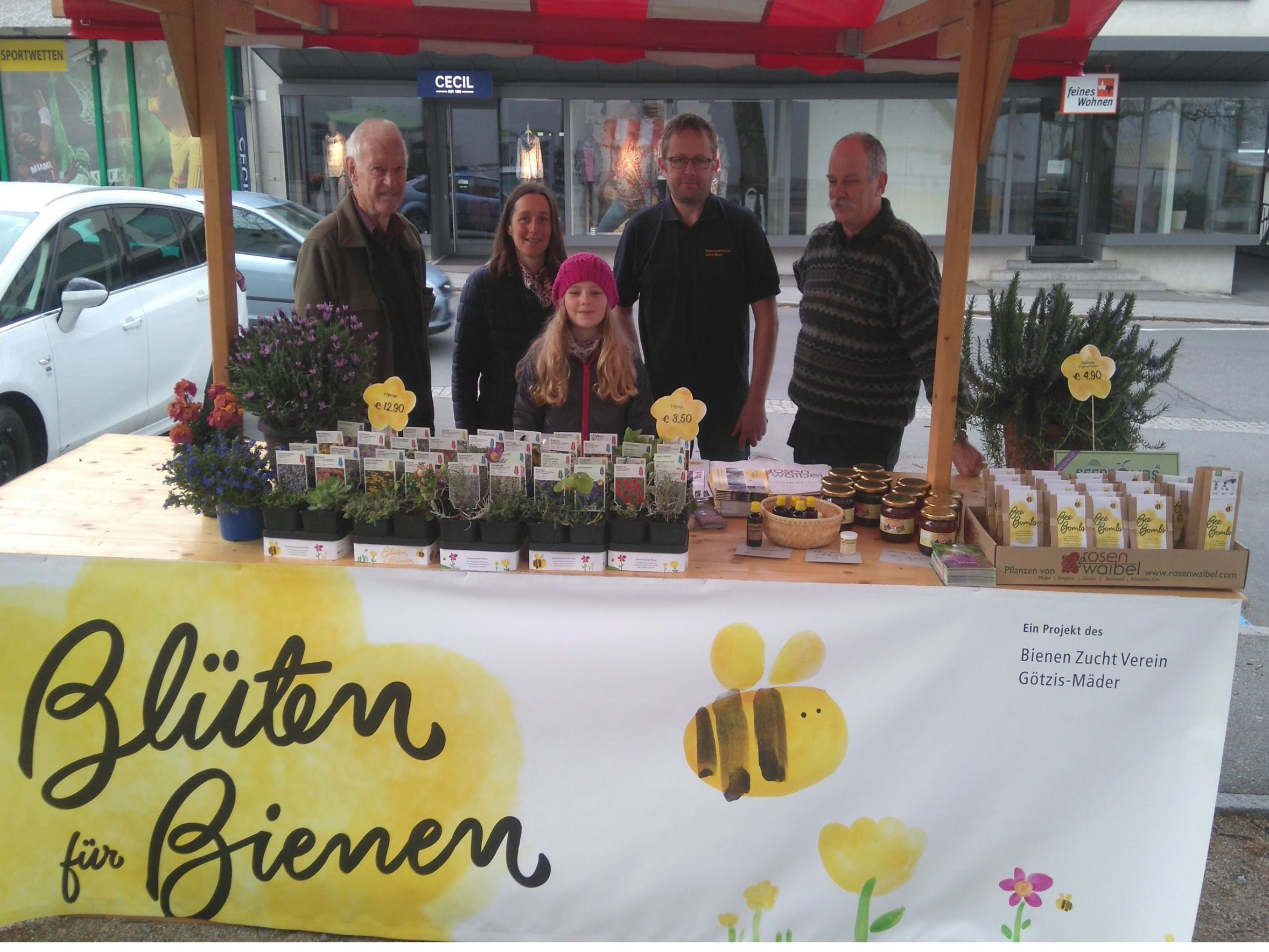 Mit der Aktion "Blüten für Bienen" war der BZV auch am Markt vertreten Mit der Aktion "Blüten für Bienen" war der BZV auch am Markt vertreten