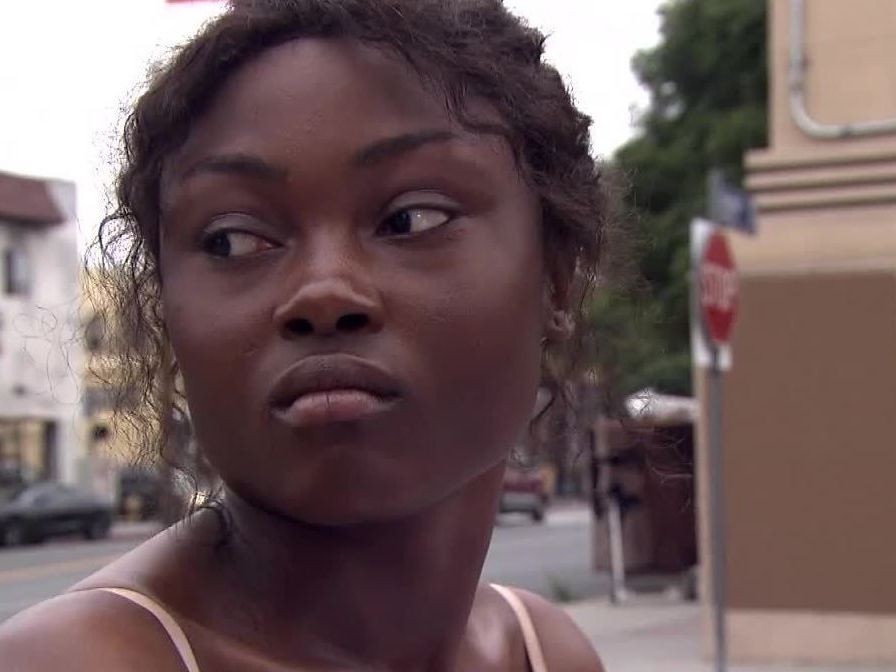 Zieht Leticia den BH aus? Zieht Leticia den BH aus?