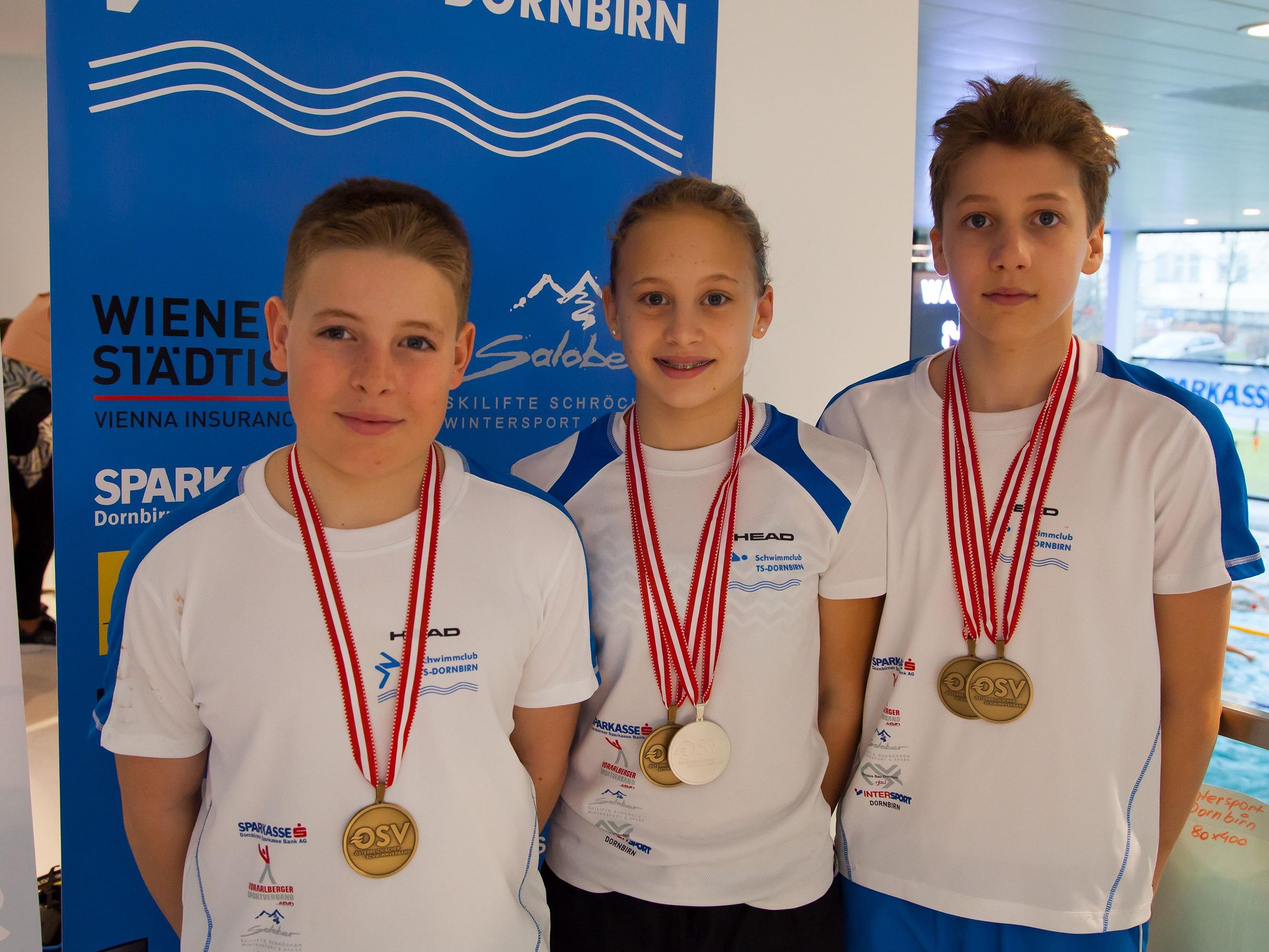 Die stolzen Medaillengewinner Luis Halbeisen, Hanna Röser und Max Halbeisen.