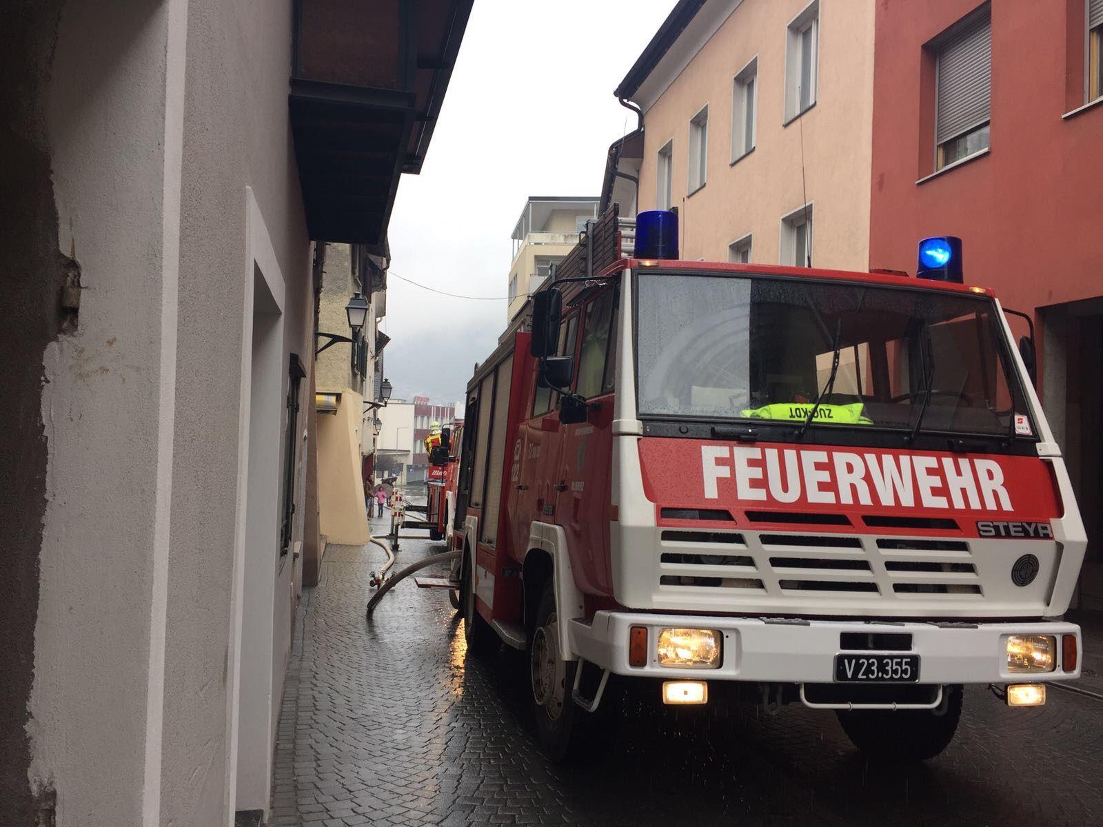 Am Samstagmittag geriet eine Abstellkammer eines Gebäudes in der Kirchgasse in Bludenz in Brand.