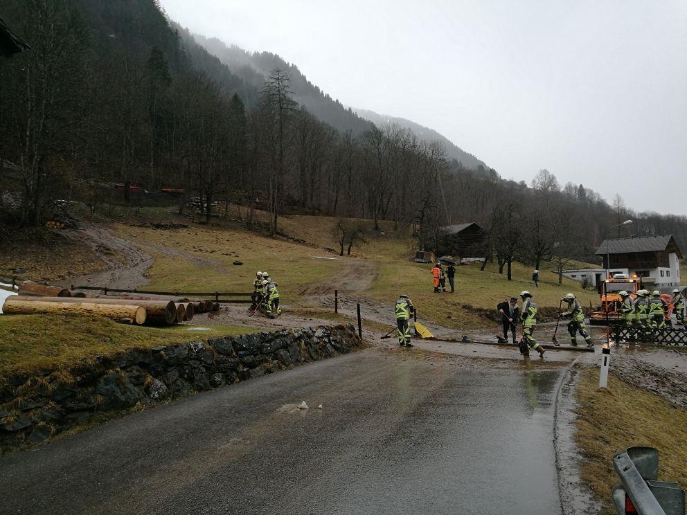 Wegen anhaltender Starkregenfälle kam es am Donnerstag in mehreren Vorarlberger gemeinden zu Murenabgängen und Straßensperrungen.