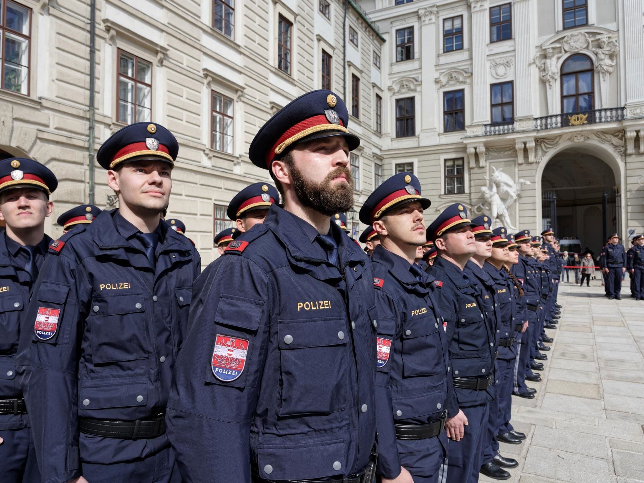 Am Platz in der Burg wurden 184 neue Polizistinnen und Polizisten für Wien angelobt Am Platz in der Burg wurden 184 neue Polizistinnen und Polizisten für Wien angelobt