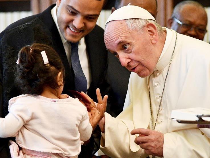 Die Menschen lieben den Papst für seine Volksnähe.