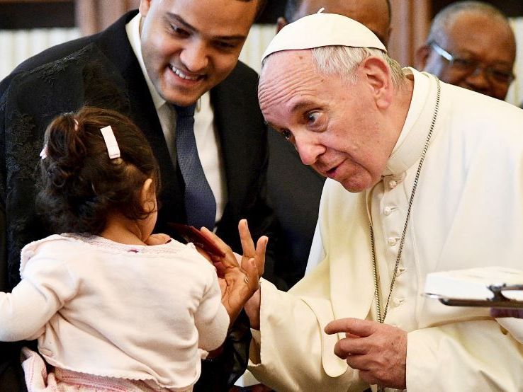 Die Menschen lieben den Papst für seine Volksnähe.