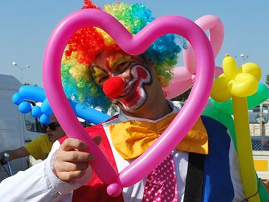 Zauberer und Clowns sorgen mit ihrem Programm für Lacher. Zauberer und Clowns sorgen mit ihrem Programm für Lacher.