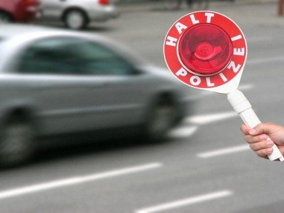 Der Raser war mit 250 km/h unterwegs.. Der Raser war mit 250 km/h unterwegs..